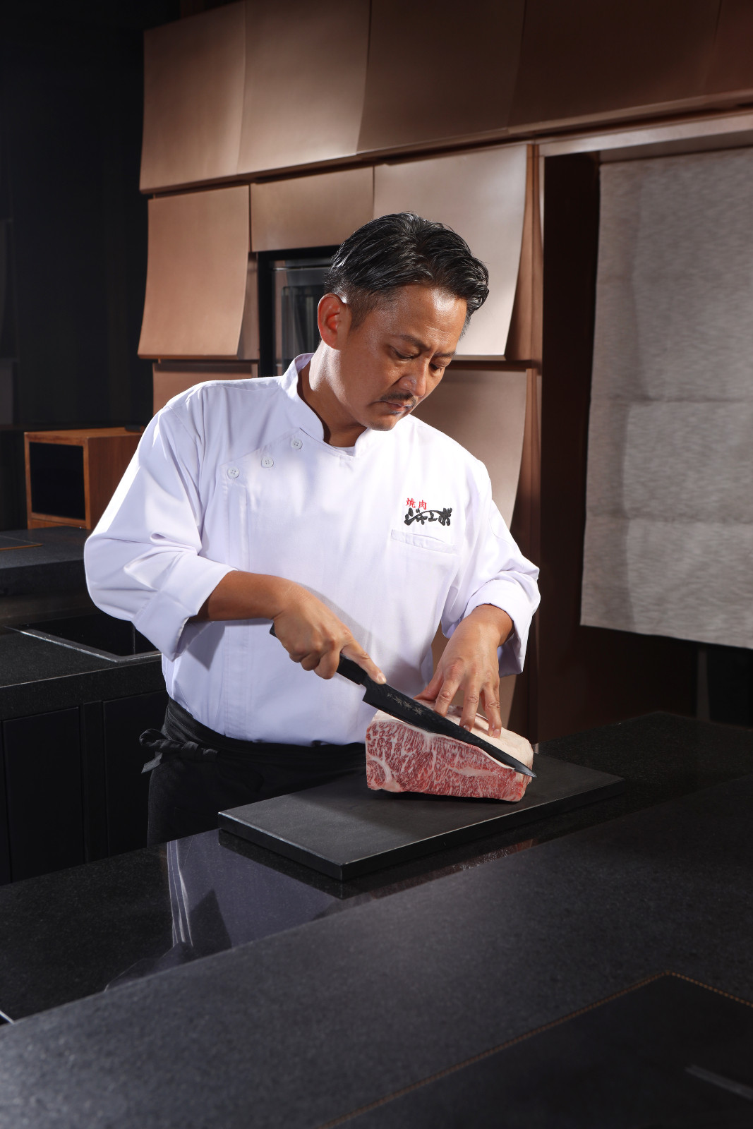Tiap iris daging dipersiapkan dengan sempurna di Yakiniku Jumbo