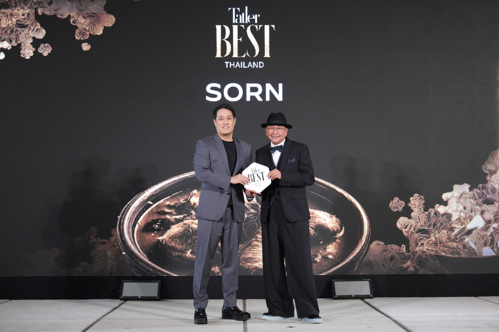 สืบวงศ์ แก้วทิพรัตน์ Senior Advisor, Watched & Dining (ขวา) มอบรางวัล Restaurant of the Year ให้แก่เชฟไอซ์ ศุภักษร จงศิริ แห่งร้านอาหาร Sorn (ภาพ: Tatler Thailand)