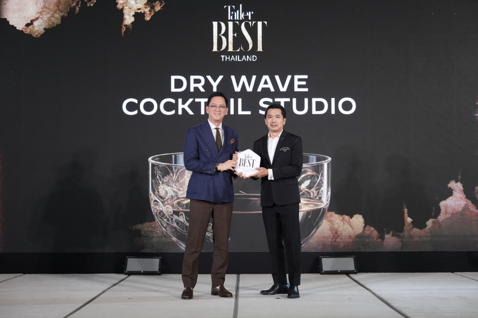 ณัฐวุฒิ แสงชูวงษ์​ Editor in Chief ของ Tatler Thailand (ขวา) มอบรางวัล Bar of the Year ให้แก่ ศุภวิชญ์ มุททารัตน์ จาก Dry Wave Cocktail Studio (ภาพ: Tatler Thailand)