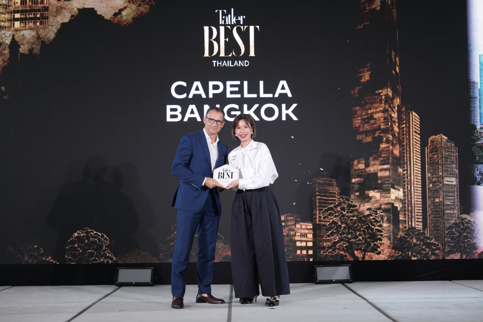 Stephanie Tay, Executive Managing Director, Tatler Asia Singapore & Thailand (ขวา) มอบรางวัล Hotel of the Year ให้แก่ Antonio Saponara จาก Capella Bangkok (ภาพ: Tatler Thailand)
