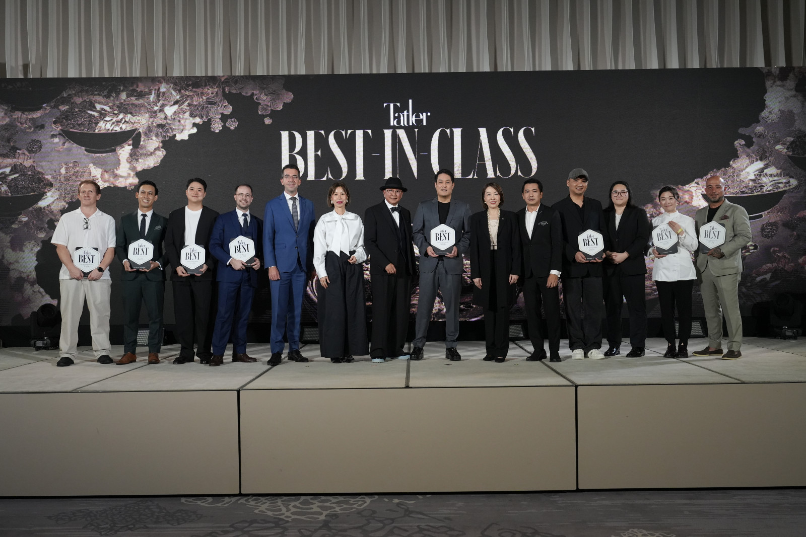 ผู้บริหาร Tatler ถ่ายภาพร่วมกับผู้ได้รับรางวัล Best in Class (ภาพ: Tatler Thailand)