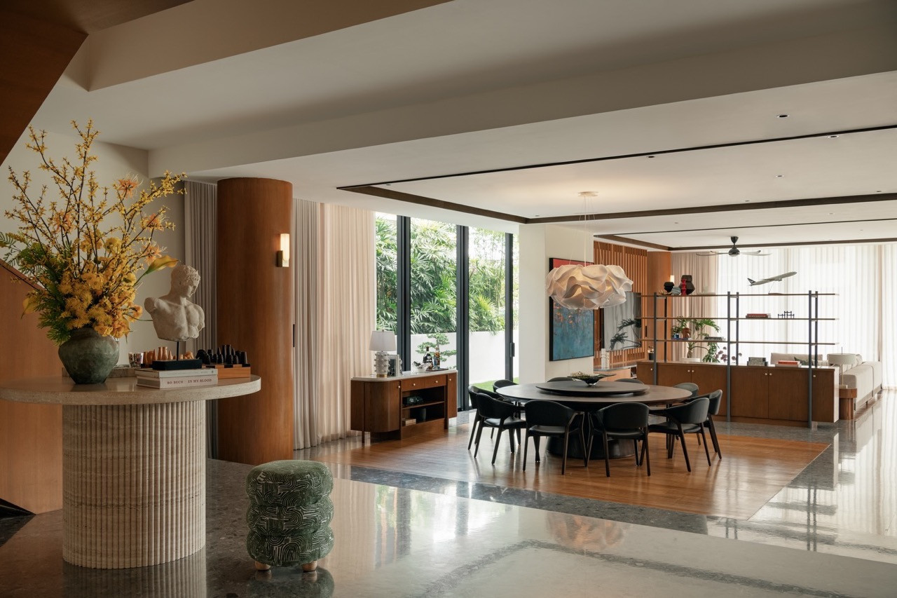 The open-plan ground floor, designed for entertaining, with spaces flowing continuously from the foyer through to the dining and living areas and out to the private landscaping