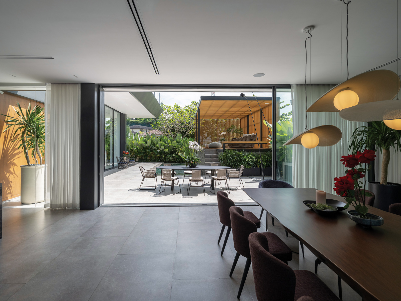 The dining table made of magkuno with lamps by Schema