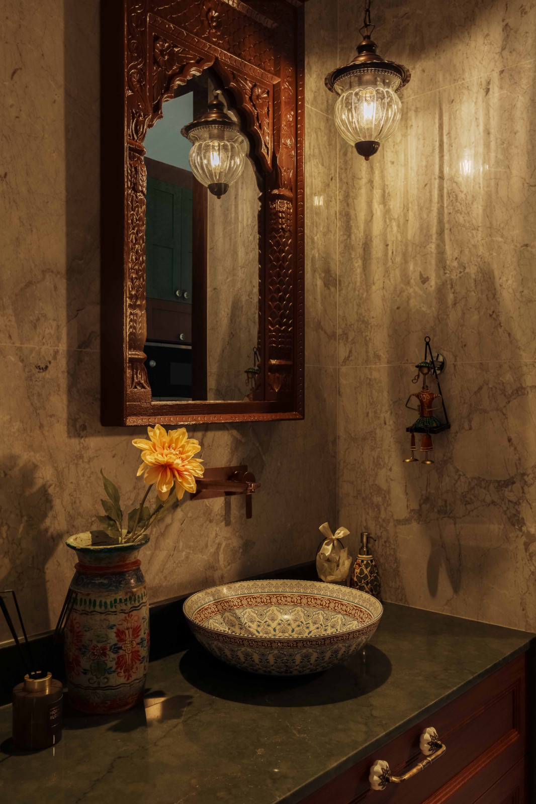 The interiors, even in the bathroom, blend antique elements and influences from Bali with contemporary detailing