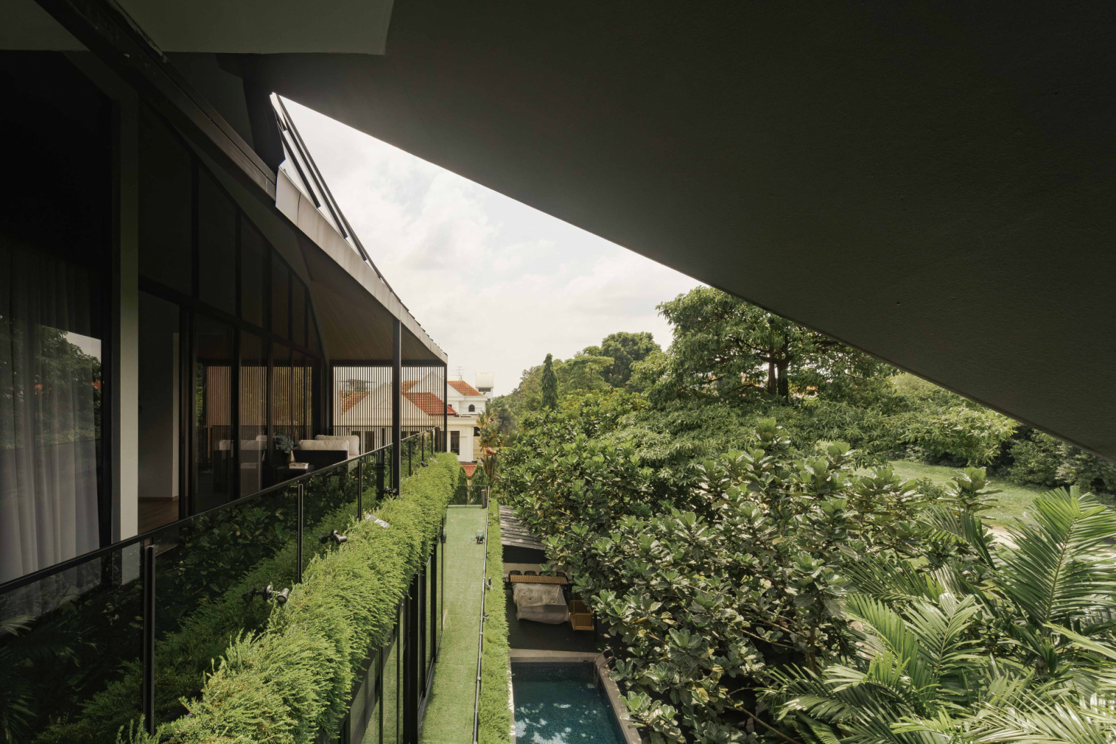 Layered garden terraces and hanging plants draw life and greenery inwards, towards the house