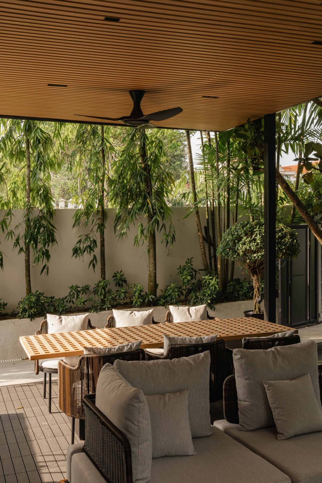 The outdoor lounge is well-ventilated and kept cool all year round thanks to generous planted pockets surrounding the space