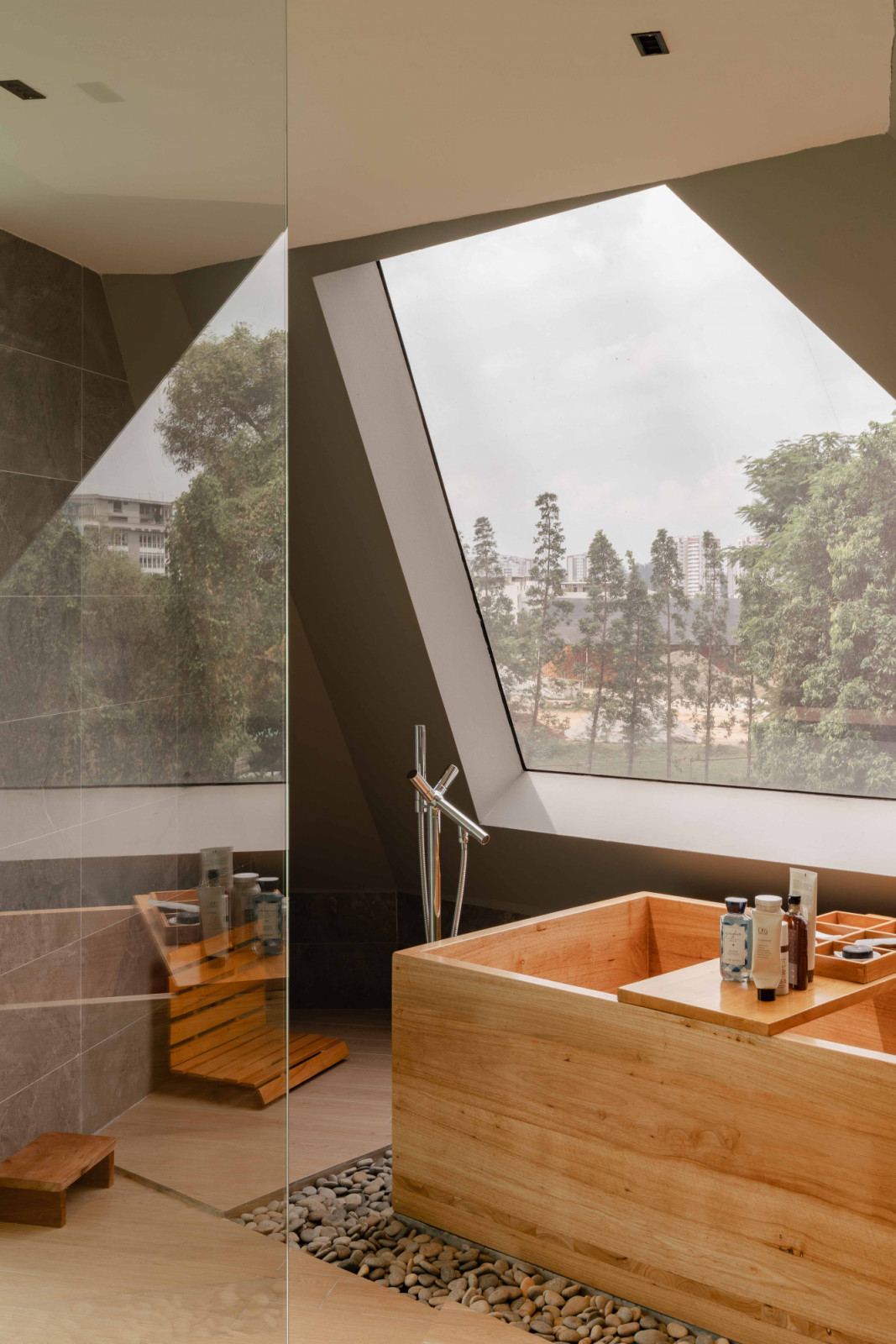 A relaxing hinoki bath hints at the house’s Japanese-inspired design
