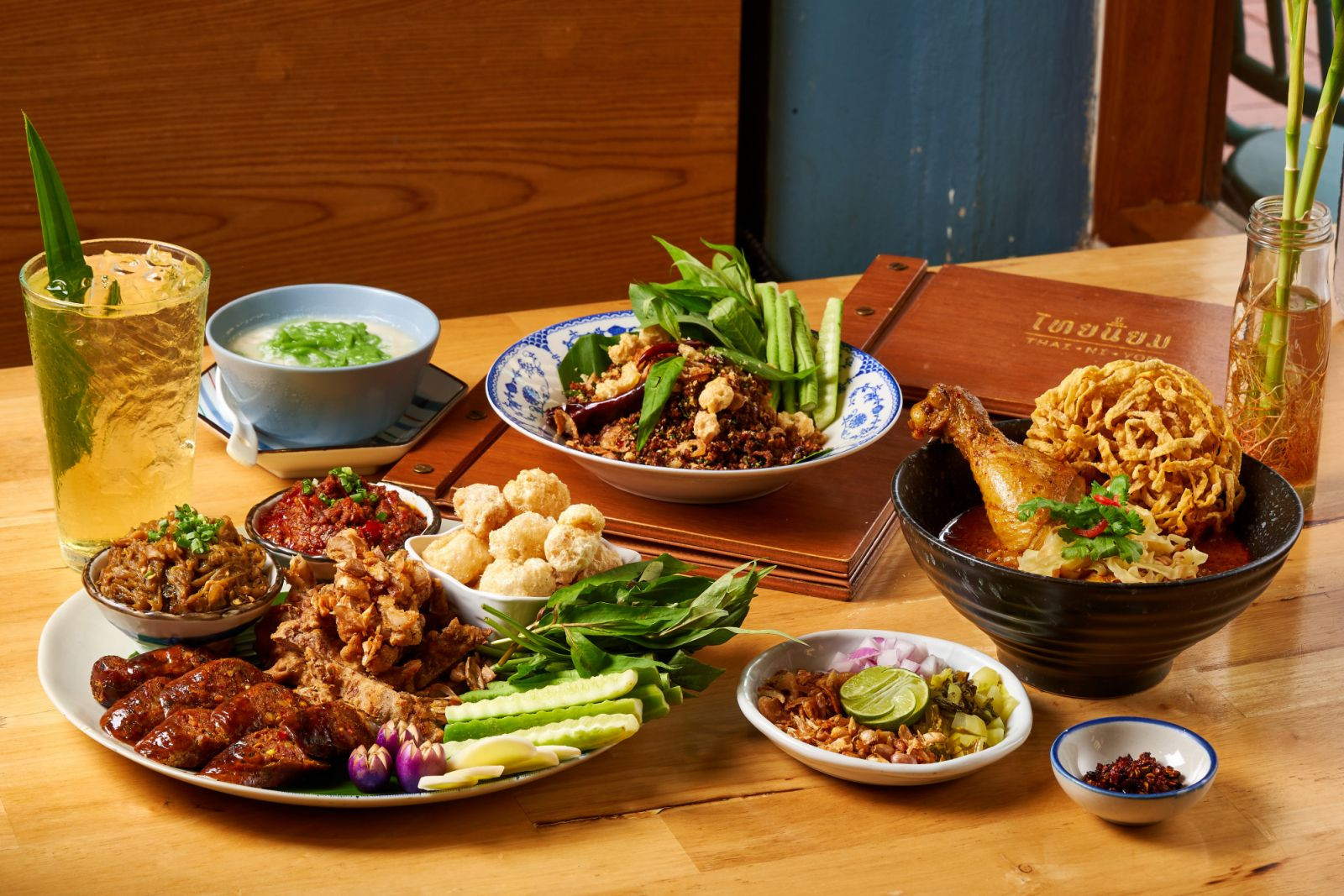 เมนูอาหารไทยจากร้าน Thai Niyom Cuisine
