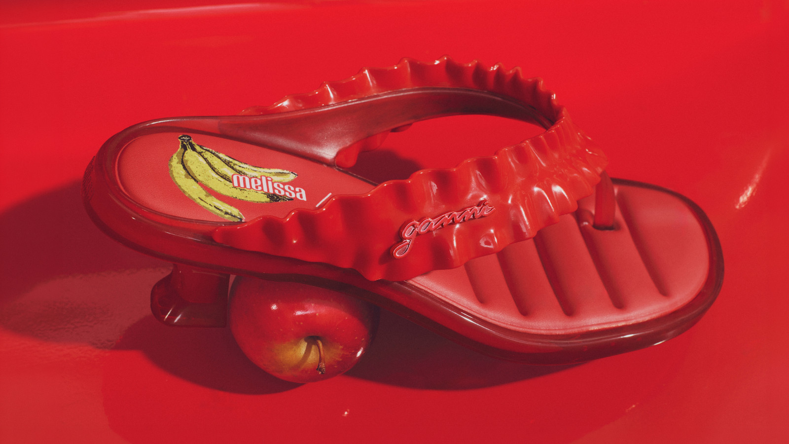 Melissa x GANNI hadirkan interpretasi baru jelly shoes lewat kolaborasi limited-edition yang playful