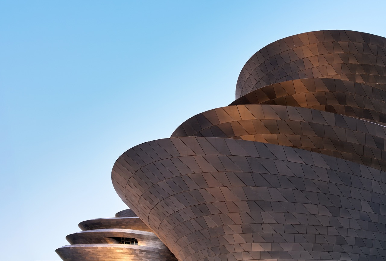 A close detail of the museum’s facade, composed of 95,000 irregularly shaped stainless steel panels whose colour shifts between deep blue and grey depending on the light (Photo: Virgile Simon Bertrand)
