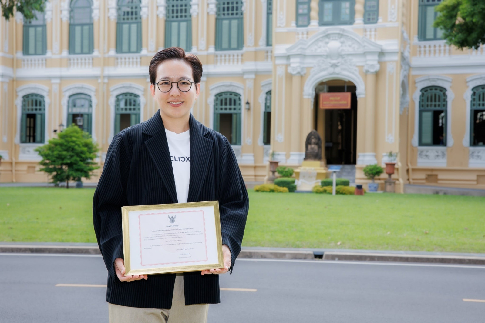 สุพร สุนทรโรหิต ประธานเจ้าหน้าที่บริหาร ธนาคารคลิกซ์ จำกัด (มหาชน) กล่าวในวันเว่า “การเกิดขึ้นของ CLICX ถือเป็นก้าวสำคัญของประเทศไทยในการยกระดับระบบการเงินให้พร้อมขับเคลื่อนเศรษฐกิจดิจิทัลและสร้างโอกาสใหม่ให้คนไทย... ทำให้ทุกคนสามารถบริหารเงิน วางแผนอนาคต และเข้าถึงโอกาสทางเศรษฐกิจได้ดียิ่งขึ้น” (ภาพ: CLICX)