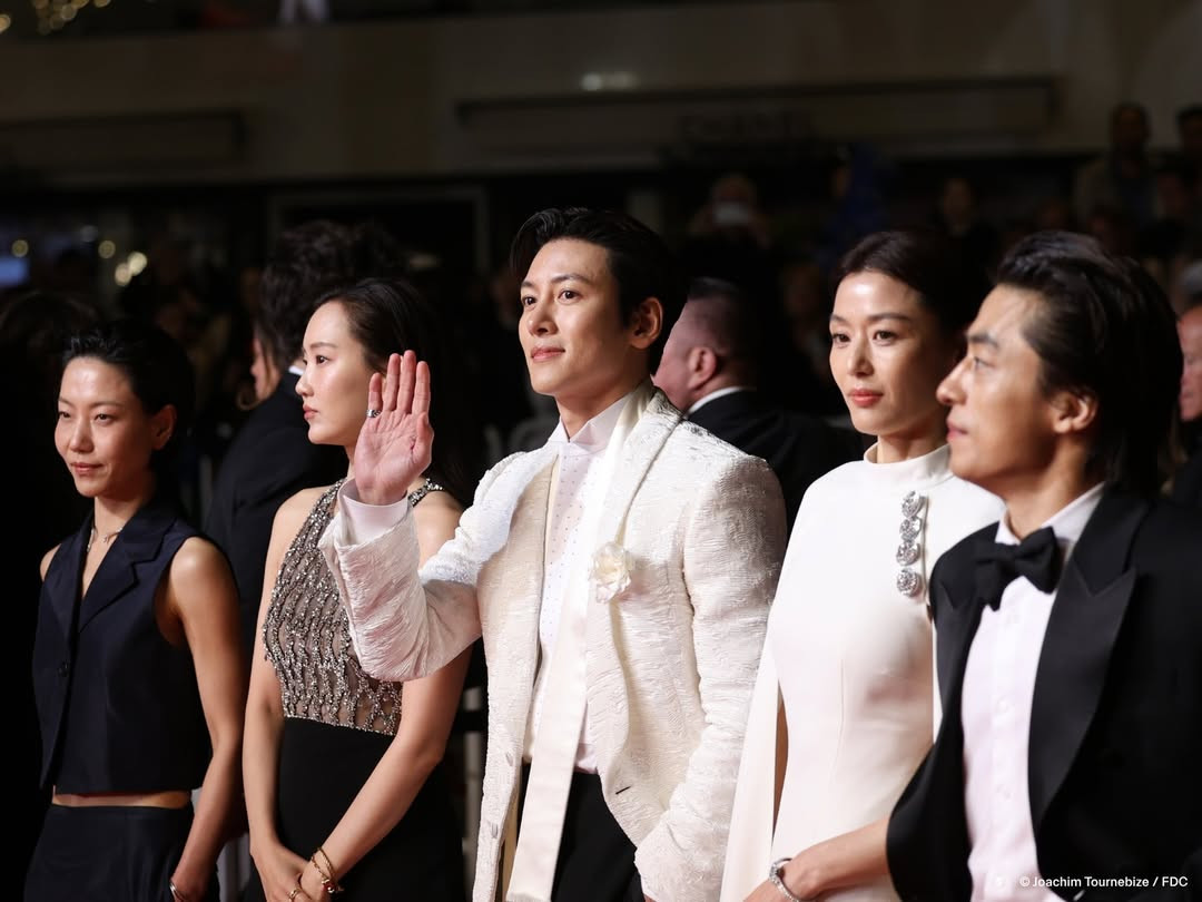 Jun Ji-hun and Ji Chang-wook stunned at this year’s Cannes Film Festival red carpet (Photo: Instagram/festivaldecannes)