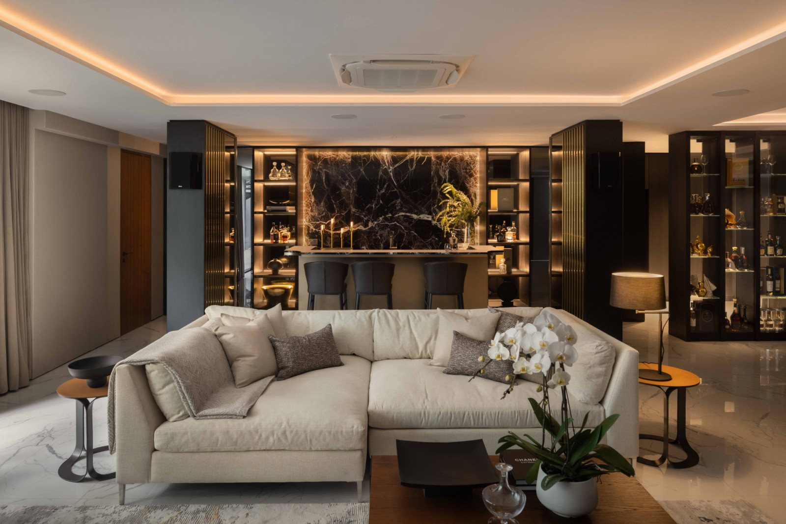 Applied across the bar island, deep burgundy-red Rosso Levanto marble from Kstone creates a dramatic focal point, its richly veined surface complemented by warm gold accents