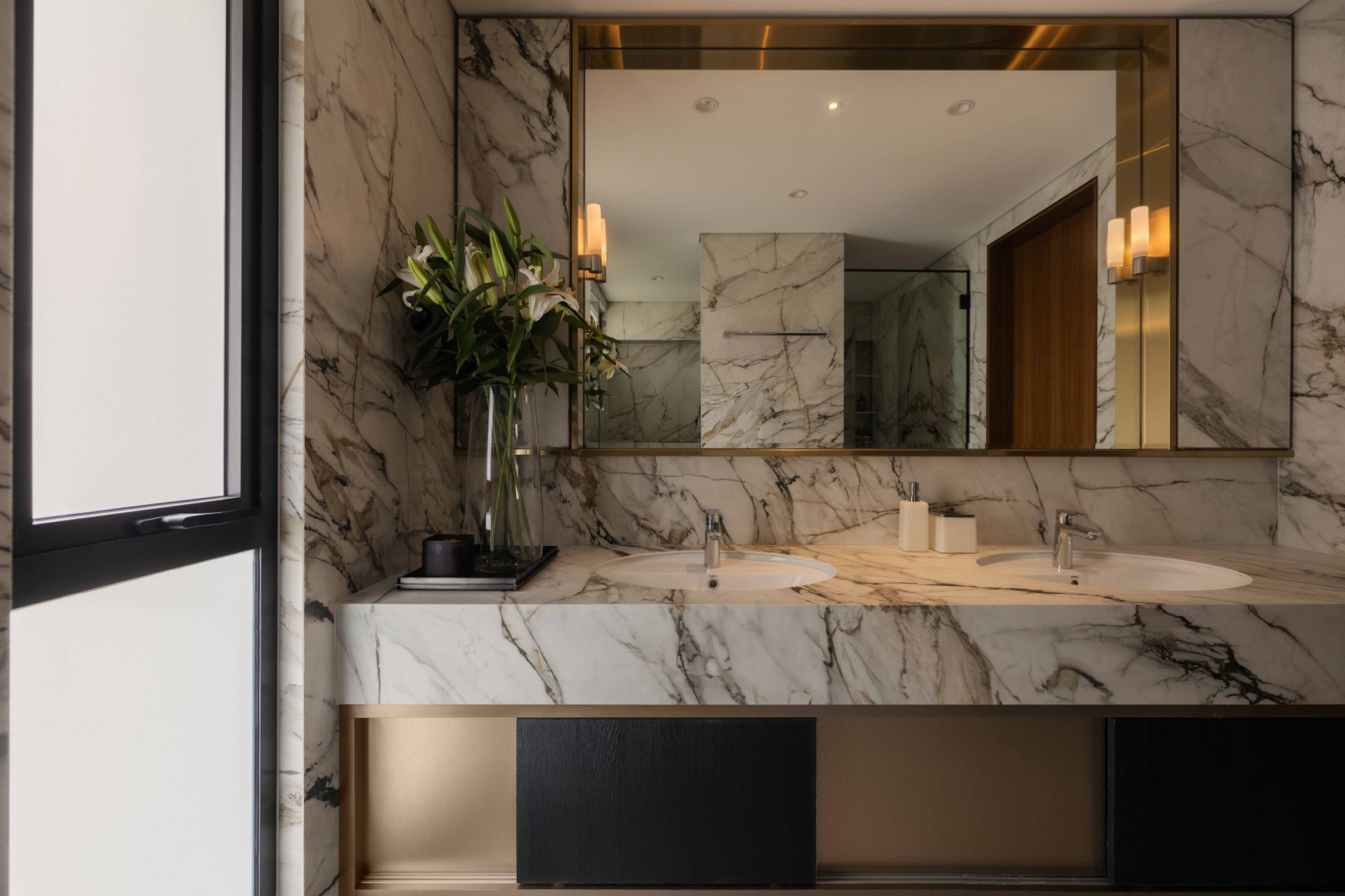 Italian large-format porcelain marble-look slabs from Infinity Surface, supplied by Kstone, were used extensively across the bathroom and flooring surfaces