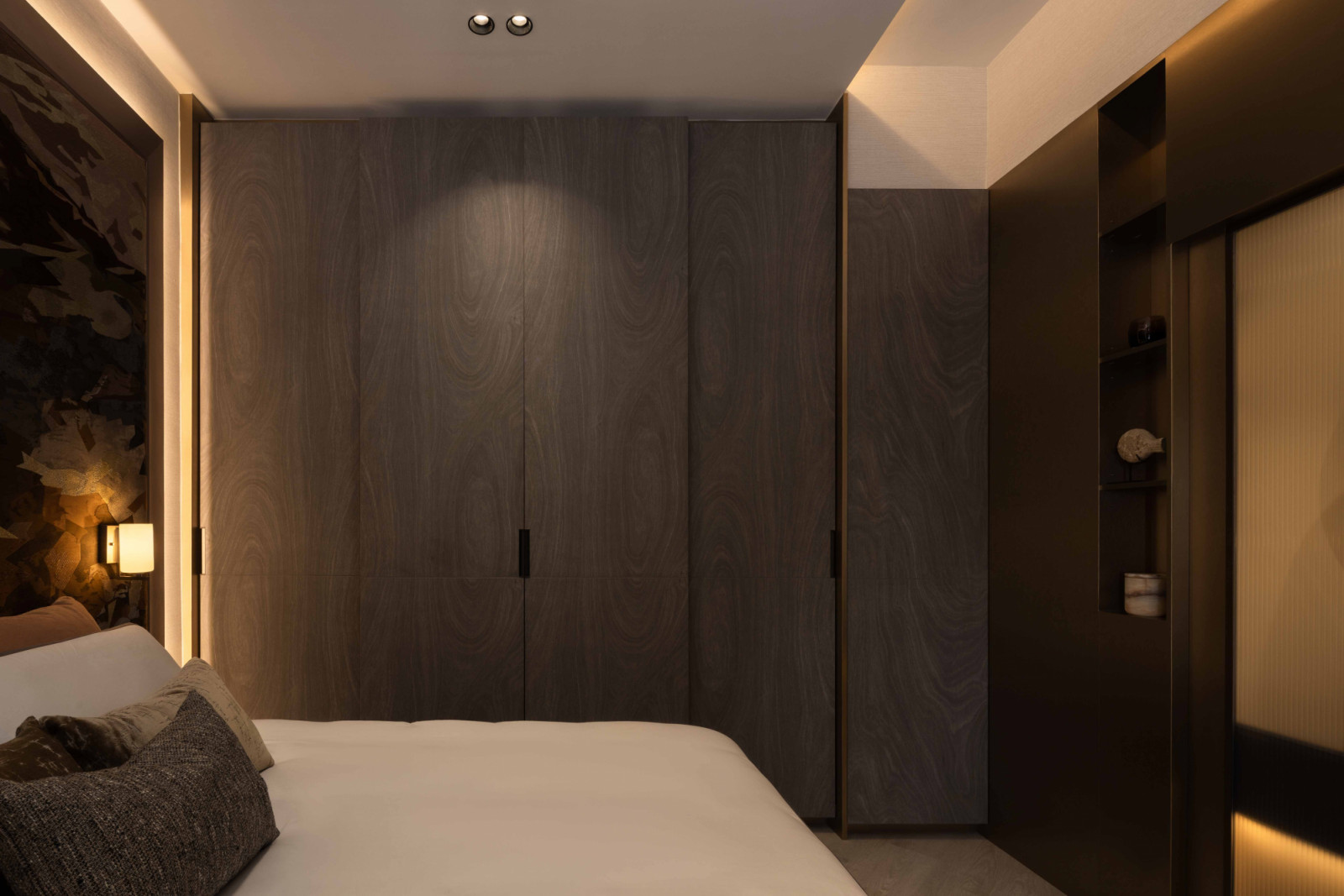 In the master suite, EDL’s Grey Combi-Wood was selected for its distinctive crown-cut grain, introducing a quieter but equally tactile layer