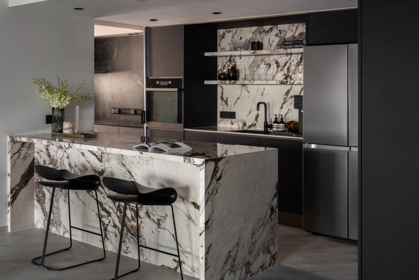 Marazzi Grande Marble-Look Capraia was used across the dry kitchen island counter and backsplash, creating one of the home’s boldest material gestures