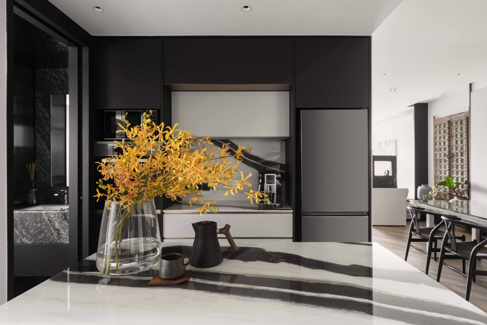 The originally pantry-sized kitchen was expanded and new island counter was introduced, providing additional workspace and creating a dedicated surface for the wife’s flower-arranging ritual