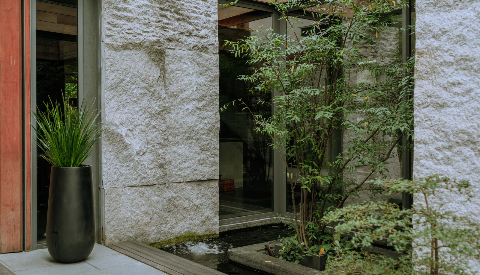 A modernist approach to a cosy outdoor area