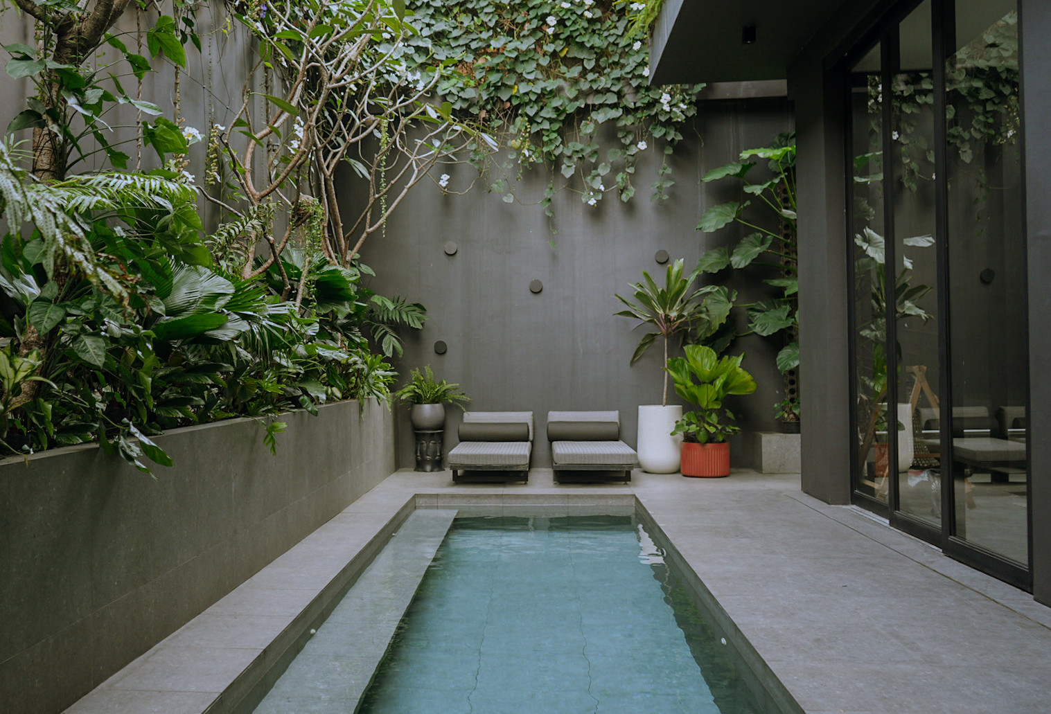 A composition reminiscent of Asian courtyards