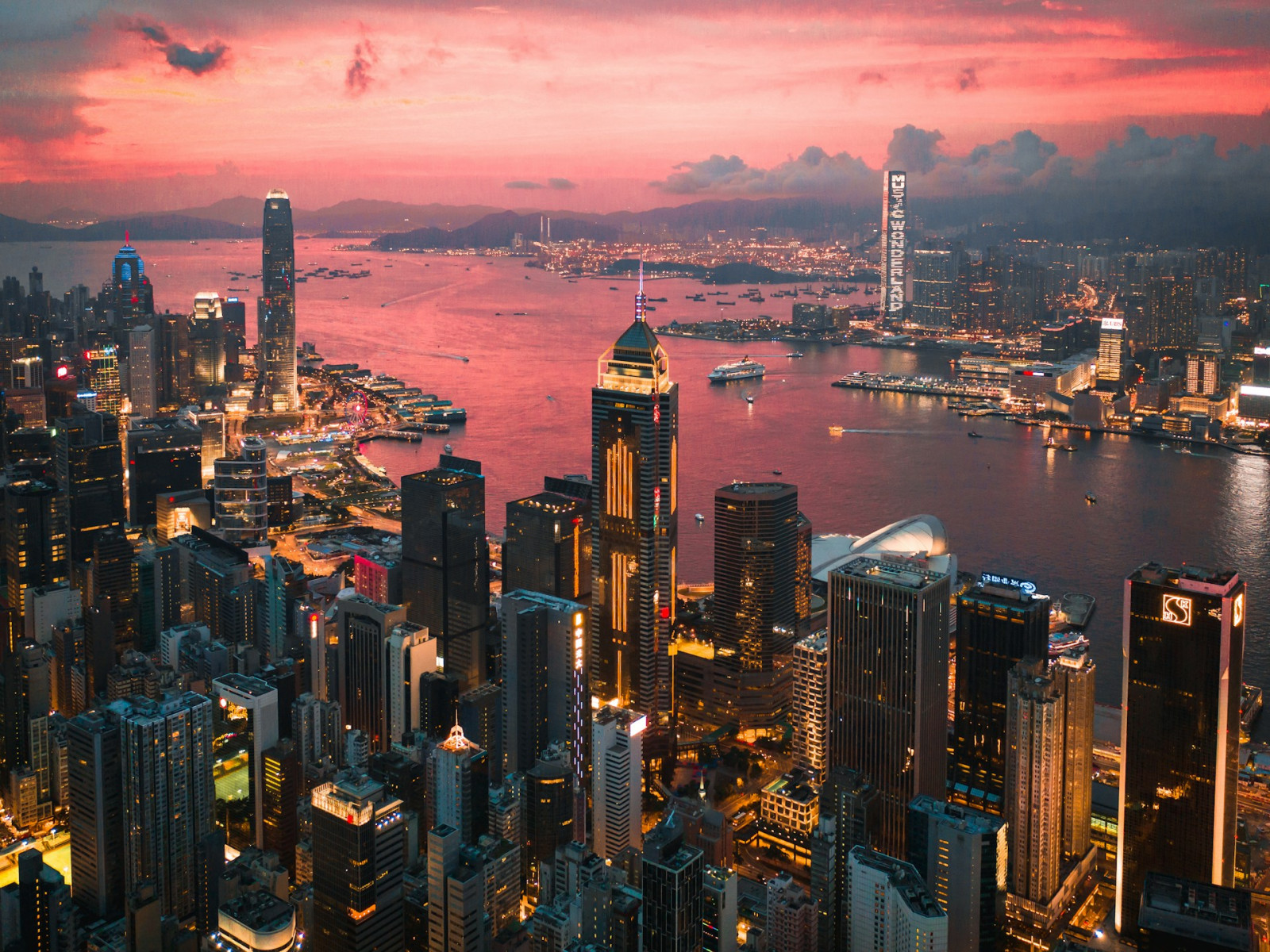 Cityscape of the Victoria Harbour during sunset. (Photo: M, Unsplash)