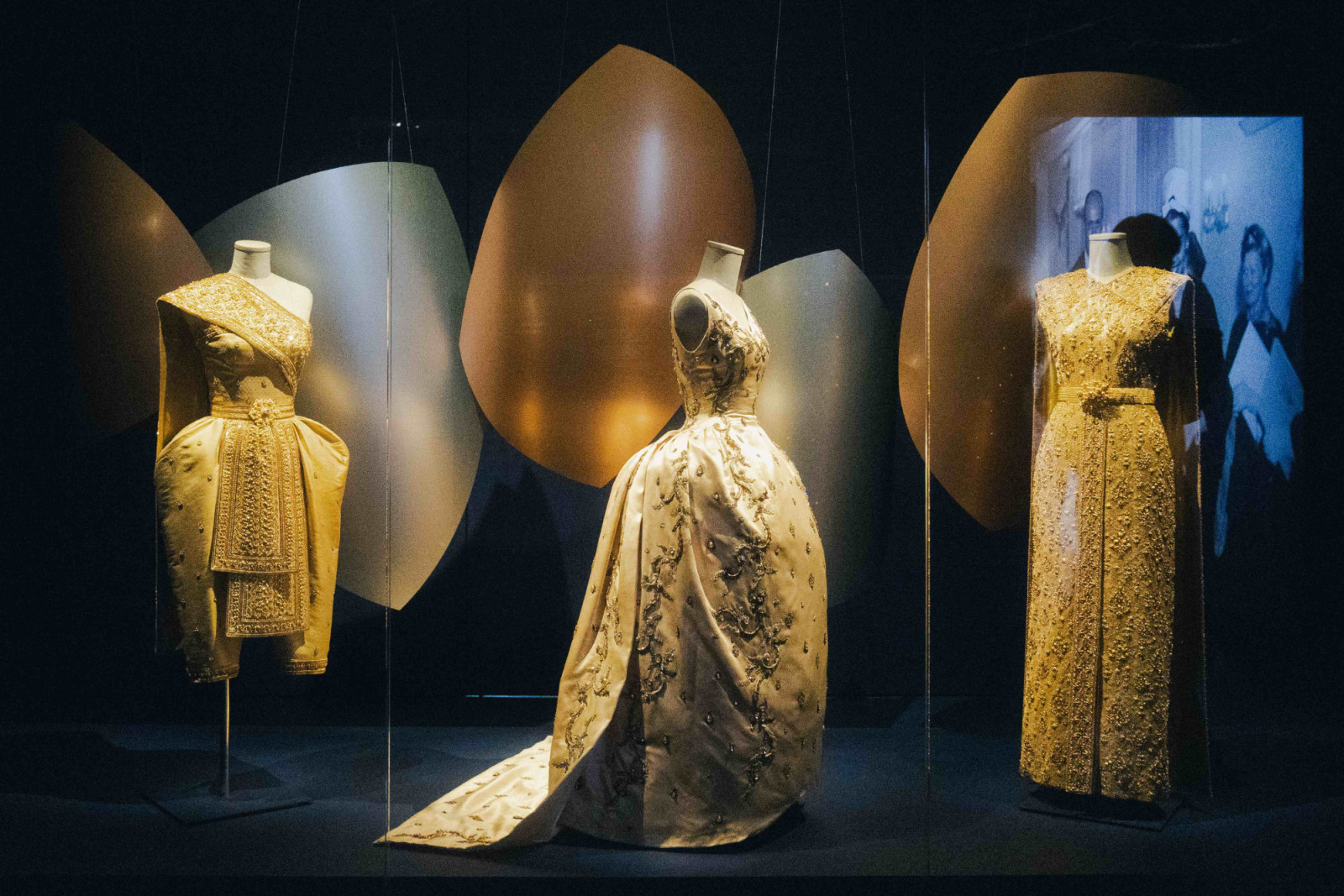การจัดแสดงนิทรรศการ “ราชพัสตราสู่สากล La Mode en Majesté. Royal Thai Dress from Tradition to Modernity” ณ พิพิธภัณฑ์ Musée des Arts Décoratifs กรุงปารีส สาธารณรัฐฝรั่งเศส (ภาพ: สถาบันส่งเสริมศิลปหัตถกรรมไทย (องค์การมหาชน) หรือ SACIT)