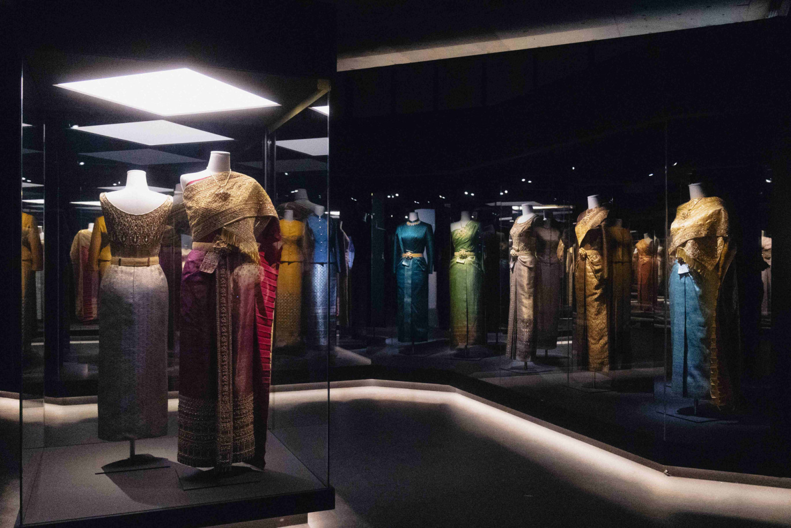 การจัดแสดงนิทรรศการ “ราชพัสตราสู่สากล La Mode en Majesté. Royal Thai Dress from Tradition to Modernity” ณ พิพิธภัณฑ์ Musée des Arts Décoratifs กรุงปารีส สาธารณรัฐฝรั่งเศส (ภาพ: สถาบันส่งเสริมศิลปหัตถกรรมไทย (องค์การมหาชน) หรือ SACIT)