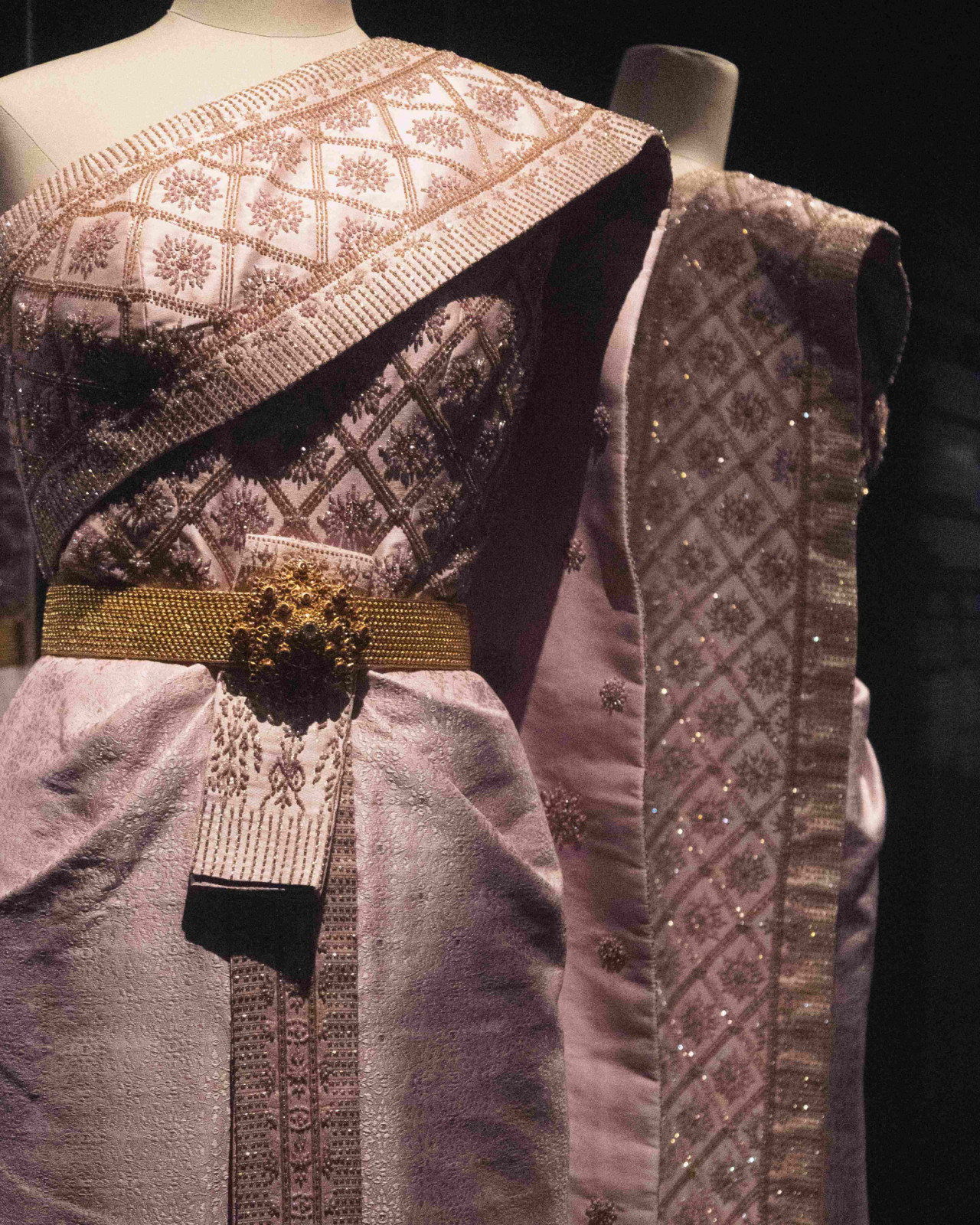 การจัดแสดงนิทรรศการ “ราชพัสตราสู่สากล La Mode en Majesté. Royal Thai Dress from Tradition to Modernity” ณ พิพิธภัณฑ์ Musée des Arts Décoratifs กรุงปารีส สาธารณรัฐฝรั่งเศส (ภาพ: สถาบันส่งเสริมศิลปหัตถกรรมไทย (องค์การมหาชน) หรือ SACIT)