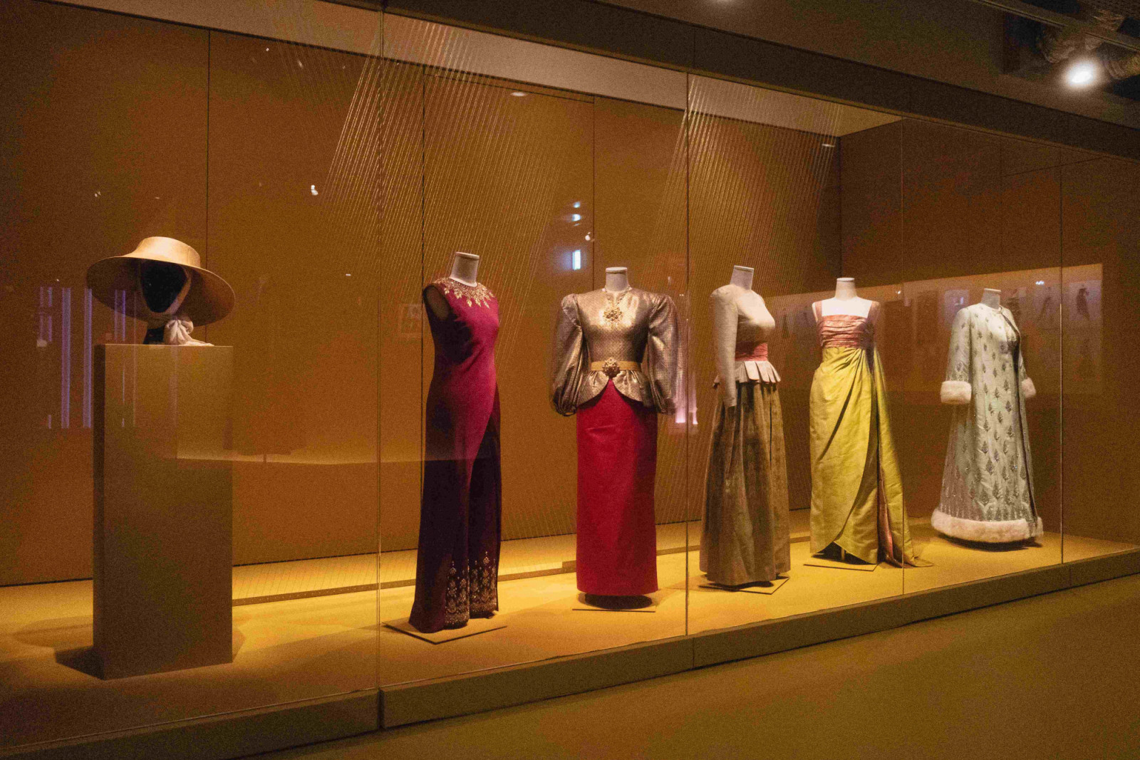 การจัดแสดงนิทรรศการ “ราชพัสตราสู่สากล La Mode en Majesté. Royal Thai Dress from Tradition to Modernity” ณ พิพิธภัณฑ์ Musée des Arts Décoratifs กรุงปารีส สาธารณรัฐฝรั่งเศส (ภาพ: สถาบันส่งเสริมศิลปหัตถกรรมไทย (องค์การมหาชน) หรือ SACIT)