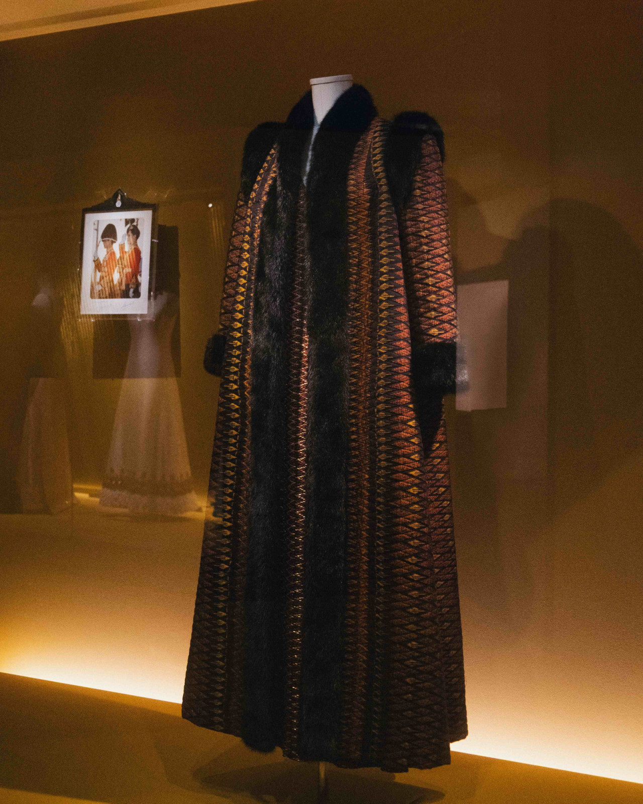 การจัดแสดงนิทรรศการ “ราชพัสตราสู่สากล La Mode en Majesté. Royal Thai Dress from Tradition to Modernity” ณ พิพิธภัณฑ์ Musée des Arts Décoratifs กรุงปารีส สาธารณรัฐฝรั่งเศส (ภาพ: สถาบันส่งเสริมศิลปหัตถกรรมไทย (องค์การมหาชน) หรือ SACIT)