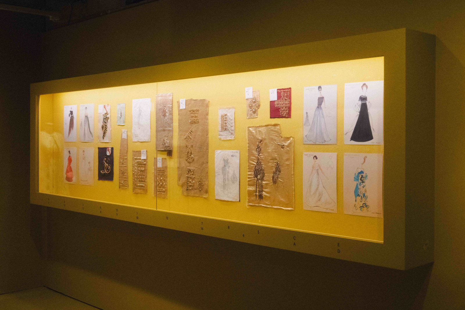 การจัดแสดงนิทรรศการ “ราชพัสตราสู่สากล La Mode en Majesté. Royal Thai Dress from Tradition to Modernity” ณ พิพิธภัณฑ์ Musée des Arts Décoratifs กรุงปารีส สาธารณรัฐฝรั่งเศส (ภาพ: สถาบันส่งเสริมศิลปหัตถกรรมไทย (องค์การมหาชน) หรือ SACIT)