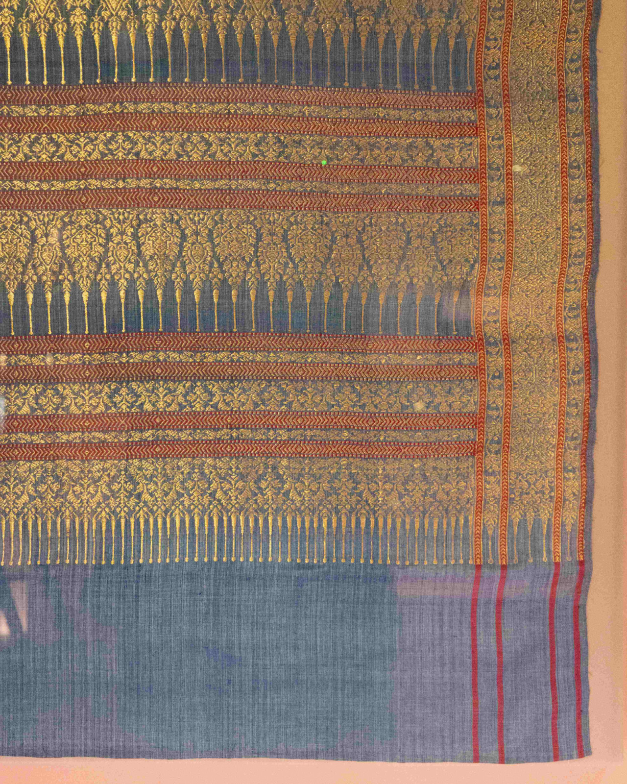 การจัดแสดงนิทรรศการ “ราชพัสตราสู่สากล La Mode en Majesté. Royal Thai Dress from Tradition to Modernity” ณ พิพิธภัณฑ์ Musée des Arts Décoratifs กรุงปารีส สาธารณรัฐฝรั่งเศส (ภาพ: สถาบันส่งเสริมศิลปหัตถกรรมไทย (องค์การมหาชน) หรือ SACIT)