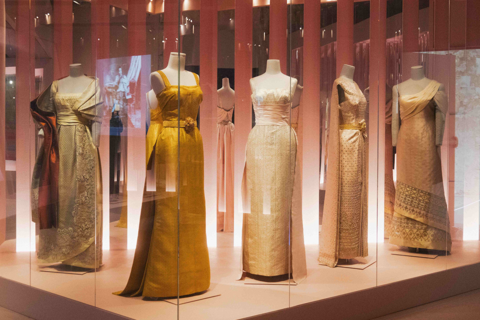การจัดแสดงนิทรรศการ “ราชพัสตราสู่สากล La Mode en Majesté. Royal Thai Dress from Tradition to Modernity” ณ พิพิธภัณฑ์ Musée des Arts Décoratifs กรุงปารีส สาธารณรัฐฝรั่งเศส (ภาพ: สถาบันส่งเสริมศิลปหัตถกรรมไทย (องค์การมหาชน) หรือ SACIT)
