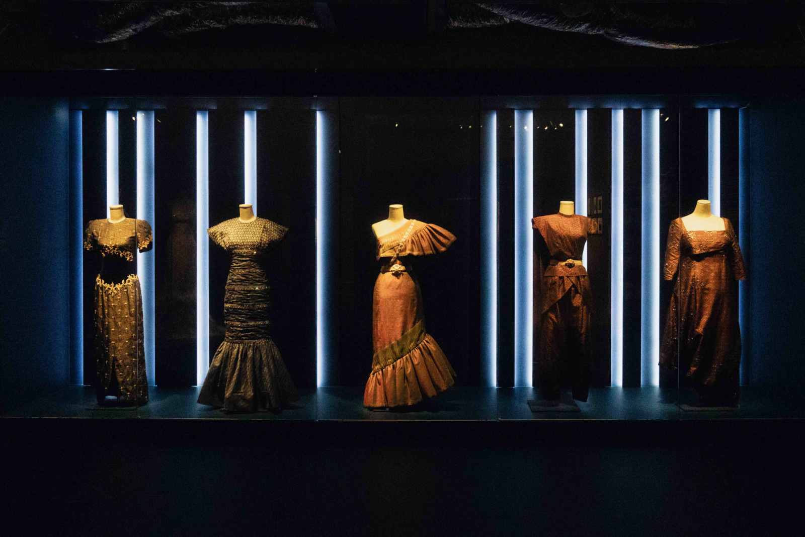 การจัดแสดงนิทรรศการ “ราชพัสตราสู่สากล La Mode en Majesté. Royal Thai Dress from Tradition to Modernity” ณ พิพิธภัณฑ์ Musée des Arts Décoratifs กรุงปารีส สาธารณรัฐฝรั่งเศส (ภาพ: สถาบันส่งเสริมศิลปหัตถกรรมไทย (องค์การมหาชน) หรือ SACIT)