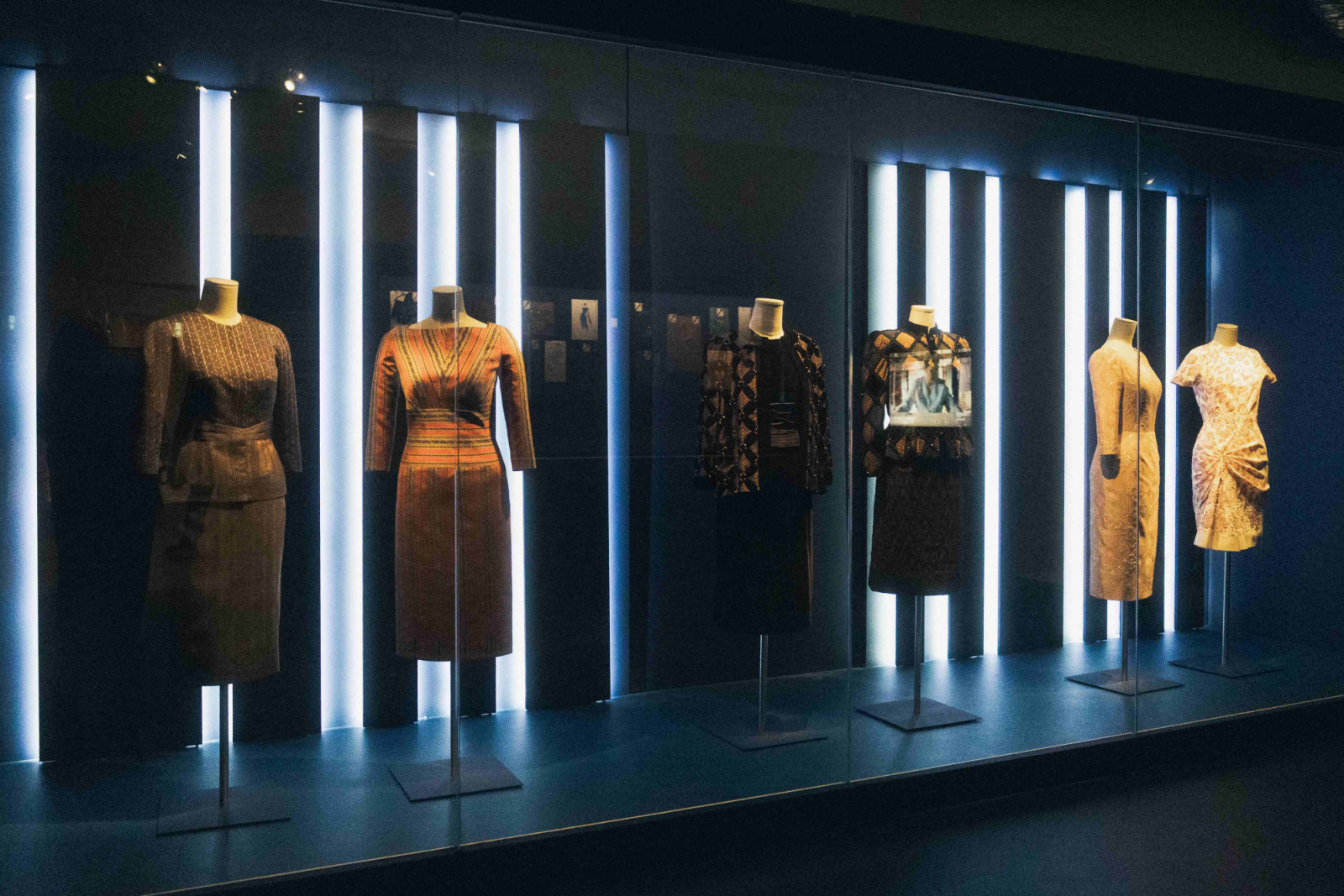 การจัดแสดงนิทรรศการ “ราชพัสตราสู่สากล La Mode en Majesté. Royal Thai Dress from Tradition to Modernity” ณ พิพิธภัณฑ์ Musée des Arts Décoratifs กรุงปารีส สาธารณรัฐฝรั่งเศส (ภาพ: สถาบันส่งเสริมศิลปหัตถกรรมไทย (องค์การมหาชน) หรือ SACIT)