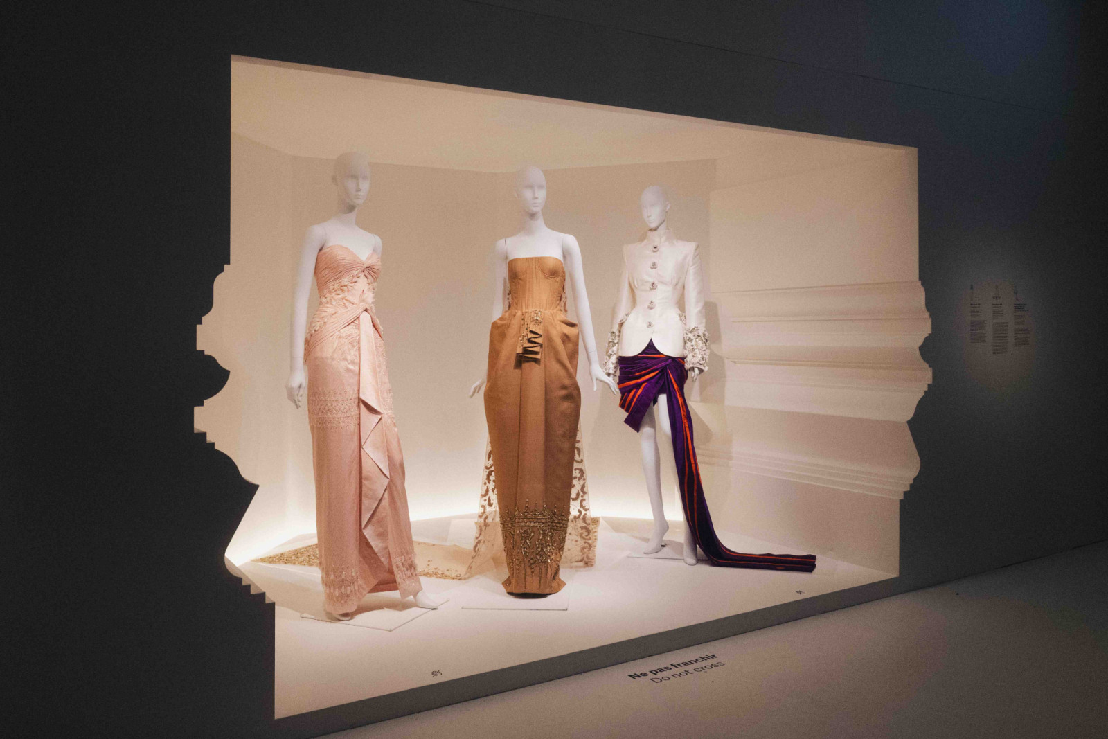 การจัดแสดงนิทรรศการ “ราชพัสตราสู่สากล La Mode en Majesté. Royal Thai Dress from Tradition to Modernity” ณ พิพิธภัณฑ์ Musée des Arts Décoratifs กรุงปารีส สาธารณรัฐฝรั่งเศส (ภาพ: สถาบันส่งเสริมศิลปหัตถกรรมไทย (องค์การมหาชน) หรือ SACIT)