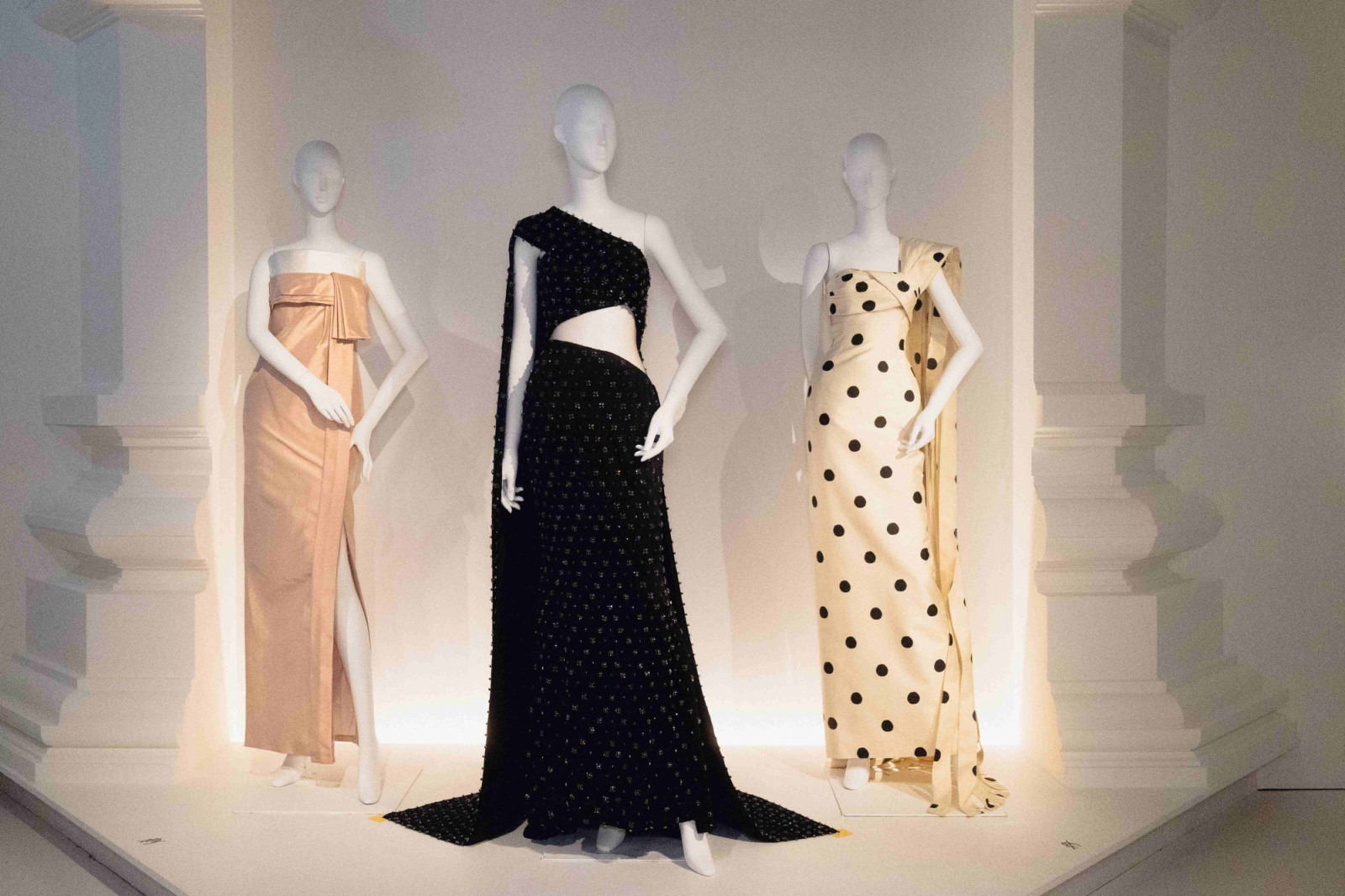 การจัดแสดงนิทรรศการ “ราชพัสตราสู่สากล La Mode en Majesté. Royal Thai Dress from Tradition to Modernity” ณ พิพิธภัณฑ์ Musée des Arts Décoratifs กรุงปารีส สาธารณรัฐฝรั่งเศส (ภาพ: สถาบันส่งเสริมศิลปหัตถกรรมไทย (องค์การมหาชน) หรือ SACIT)