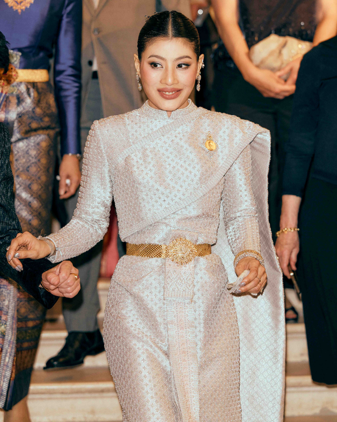 สมเด็จพระเจ้าลูกเธอ เจ้าฟ้าสิริวัณณวรี นารีรัตนราชกัญญา เสด็จพระราชดำเนินพร้อมด้วยคณะรัฐมนตรี คณะทูตานุทูต และแขกผู้มีเกียรติ เข้าชมนิทรรศการทั้ง 7 ห้องจัดแสดง ซึ่งถ่ายทอดเรื่องราววิวัฒนาการของราชพัสตราไทยสู่เวทีสากล (ภาพ: สถาบันส่งเสริมศิลปหัตถกรรมไทย (องค์การมหาชน) หรือ SACIT)