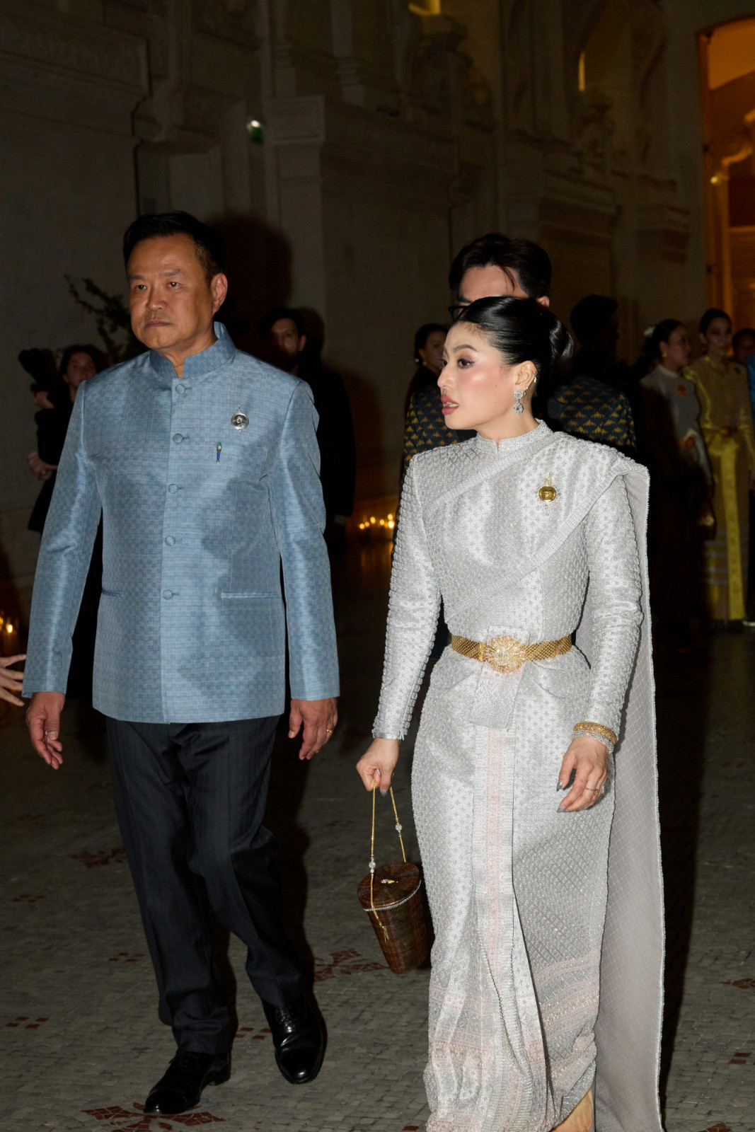 สมเด็จพระเจ้าลูกเธอ เจ้าฟ้าสิริวัณณวรี นารีรัตนราชกัญญา เสด็จพระราชดำเนินพร้อมด้วยคณะรัฐมนตรี คณะทูตานุทูต และแขกผู้มีเกียรติ เข้าชมนิทรรศการทั้ง 7 ห้องจัดแสดง ซึ่งถ่ายทอดเรื่องราววิวัฒนาการของราชพัสตราไทยสู่เวทีสากล (ภาพ: สถาบันส่งเสริมศิลปหัตถกรรมไทย (องค์การมหาชน) หรือ SACIT)