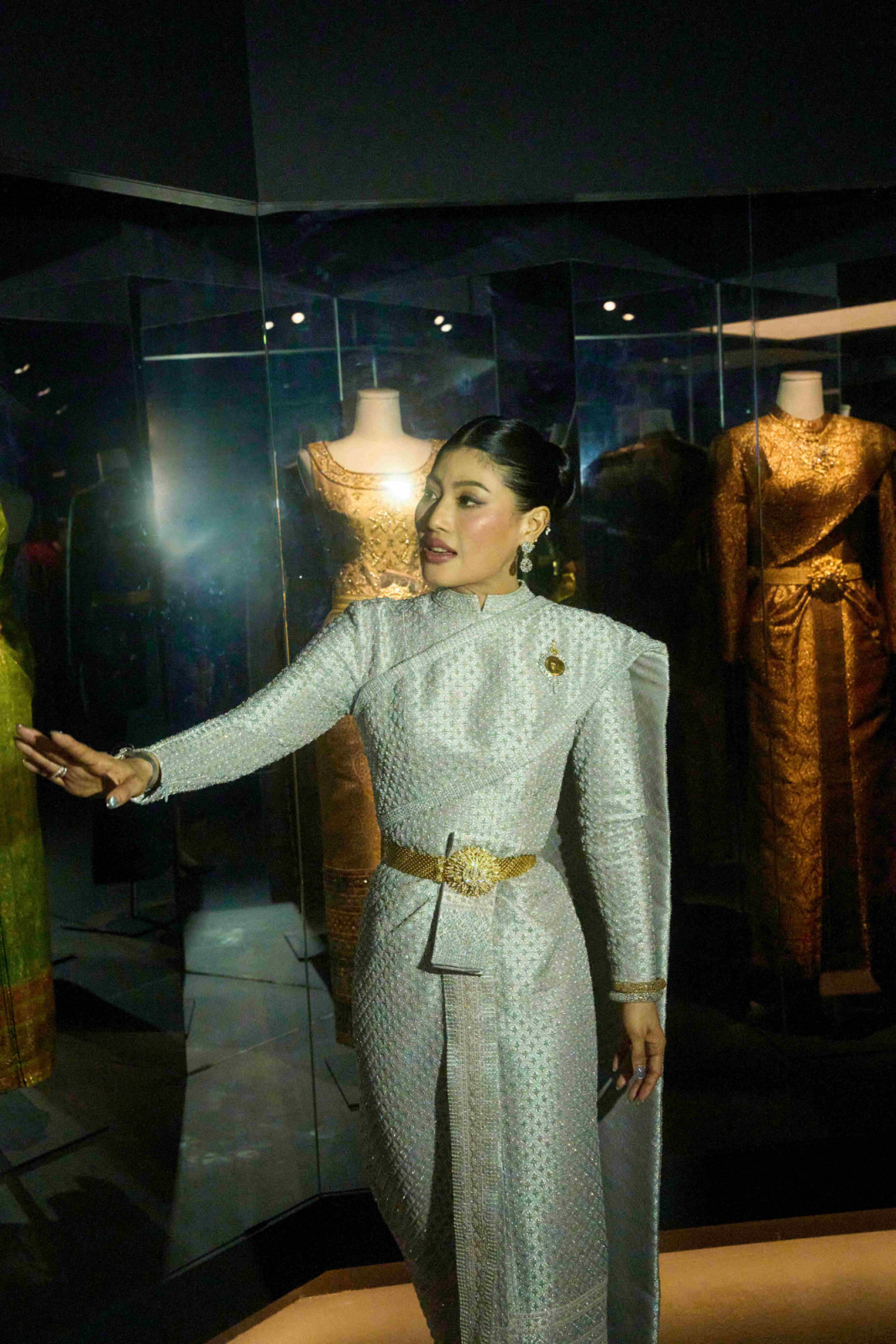 สมเด็จพระเจ้าลูกเธอ เจ้าฟ้าสิริวัณณวรี นารีรัตนราชกัญญา ทอดพระเนตรนิทรรศการ (ภาพ: สถาบันส่งเสริมศิลปหัตถกรรมไทย (องค์การมหาชน) หรือ SACIT)