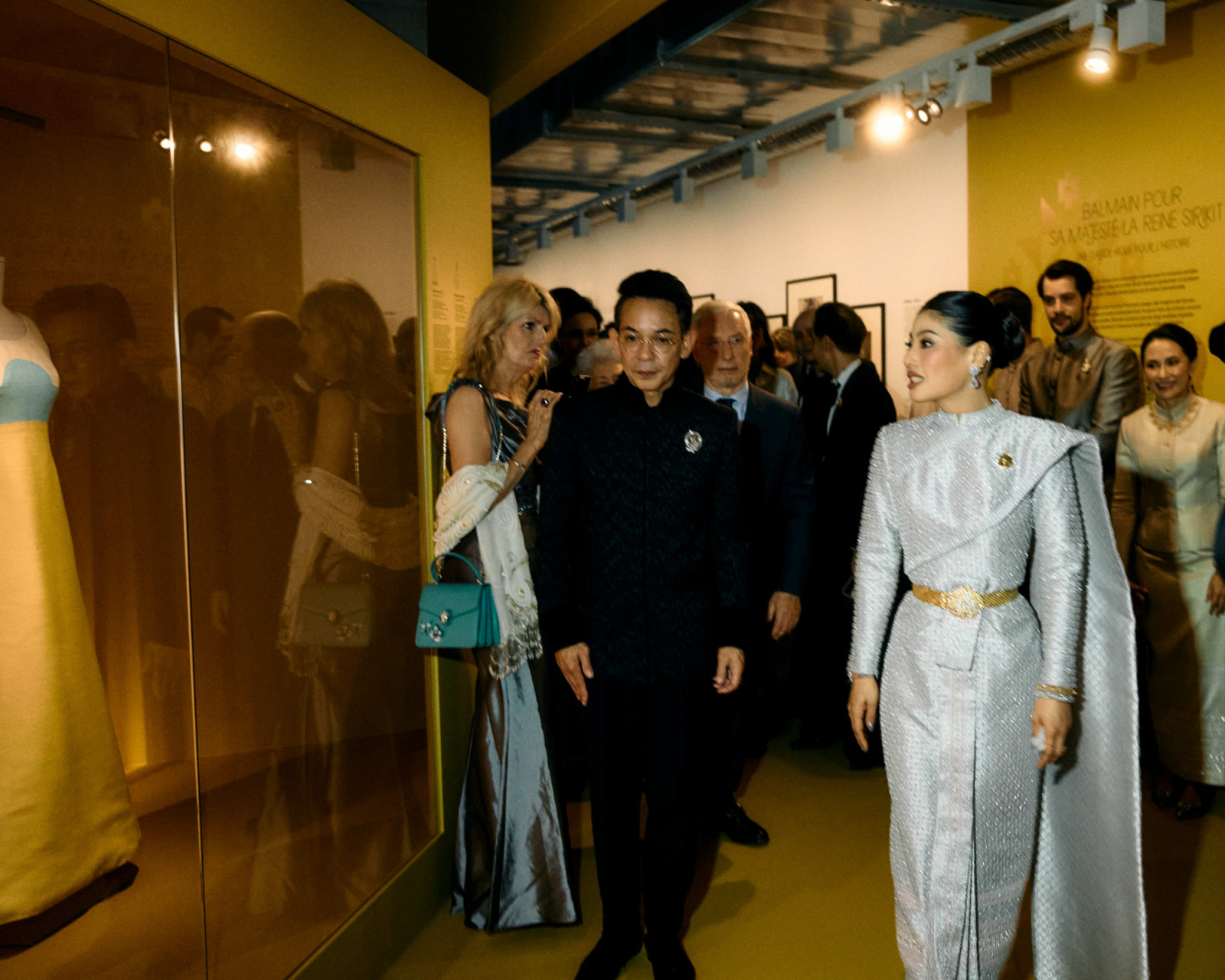 สมเด็จพระเจ้าลูกเธอ เจ้าฟ้าสิริวัณณวรี นารีรัตนราชกัญญา ทอดพระเนตรนิทรรศการ (ภาพ: สถาบันส่งเสริมศิลปหัตถกรรมไทย (องค์การมหาชน) หรือ SACIT)