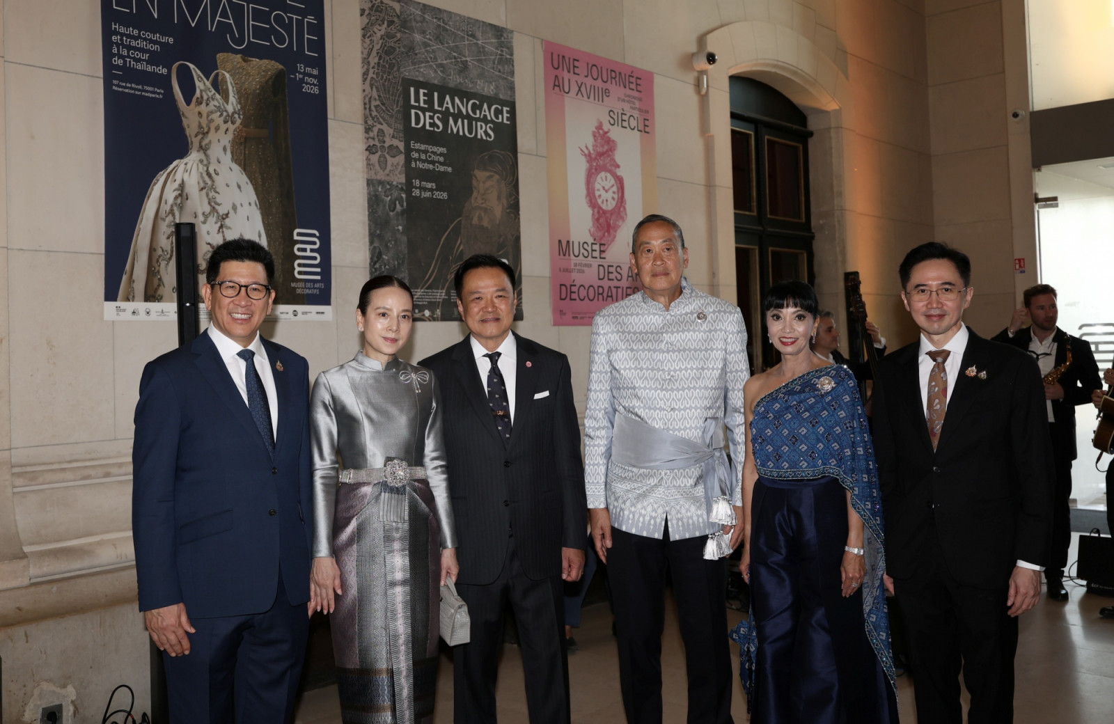 (จากซ้าย) เอกนิติ นิติทัณฑ์ประภาศ, นวลพรรณ ล่ำซำ, อนุทิน ชาญวีรกูล, เศรษฐา-พญ.พักตร์พิไล ทวีสิน และศจ. ยศชนัน วงศ์สวัสดิ์ รองนายกรัฐมนตรีและรัฐมนตรีว่าการกระทรวงการอุดมศึกษา วิทยาศาสตร์ วิจัยและนวัตกรรม (ภาพ: สถาบันส่งเสริมศิลปหัตถกรรมไทย (องค์การมหาชน) หรือ SACIT)
