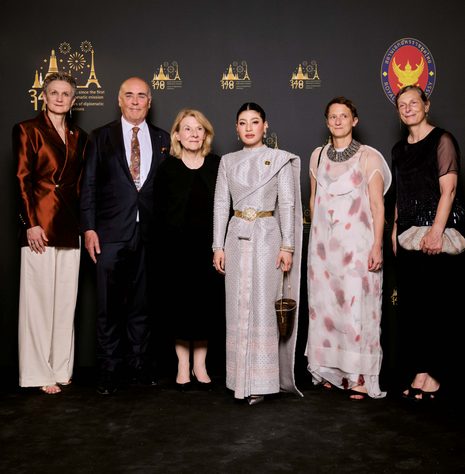 สมเด็จพระเจ้าลูกเธอ เจ้าฟ้าสิริวัณณวรี นารีรัตนราชกัญญา ฉายพระรูปร่วมกับ Béatrice Quette (ซ้ายสุด) ภัณฑารักษ์ประจำคอลเล็กชั่นศิลปะเอเชียและอิสลามของ Musée des Arts Décoratifs, Lionel Sauvage (ที่ 2 จากซ้าย) ประธานพิพิธภัณฑ์ Musée des Arts Décoratifs, Catherine Pégard (ที่ 3 จากซ้าย) รัฐมนตรีว่าการกระทรวงวัฒนธรรมแห่งสาธารณรัฐฝรั่งเศส, Bénédicte Gady (ที่ 2 จากขวา) ผู้อำนวยการใหญ่พิพิธภัณฑ์ Musée des Arts Décoratifs และ Sophie-Justine Lieber (ขวาสุด) ซีอีโอของ Les Arts Décoratifs
