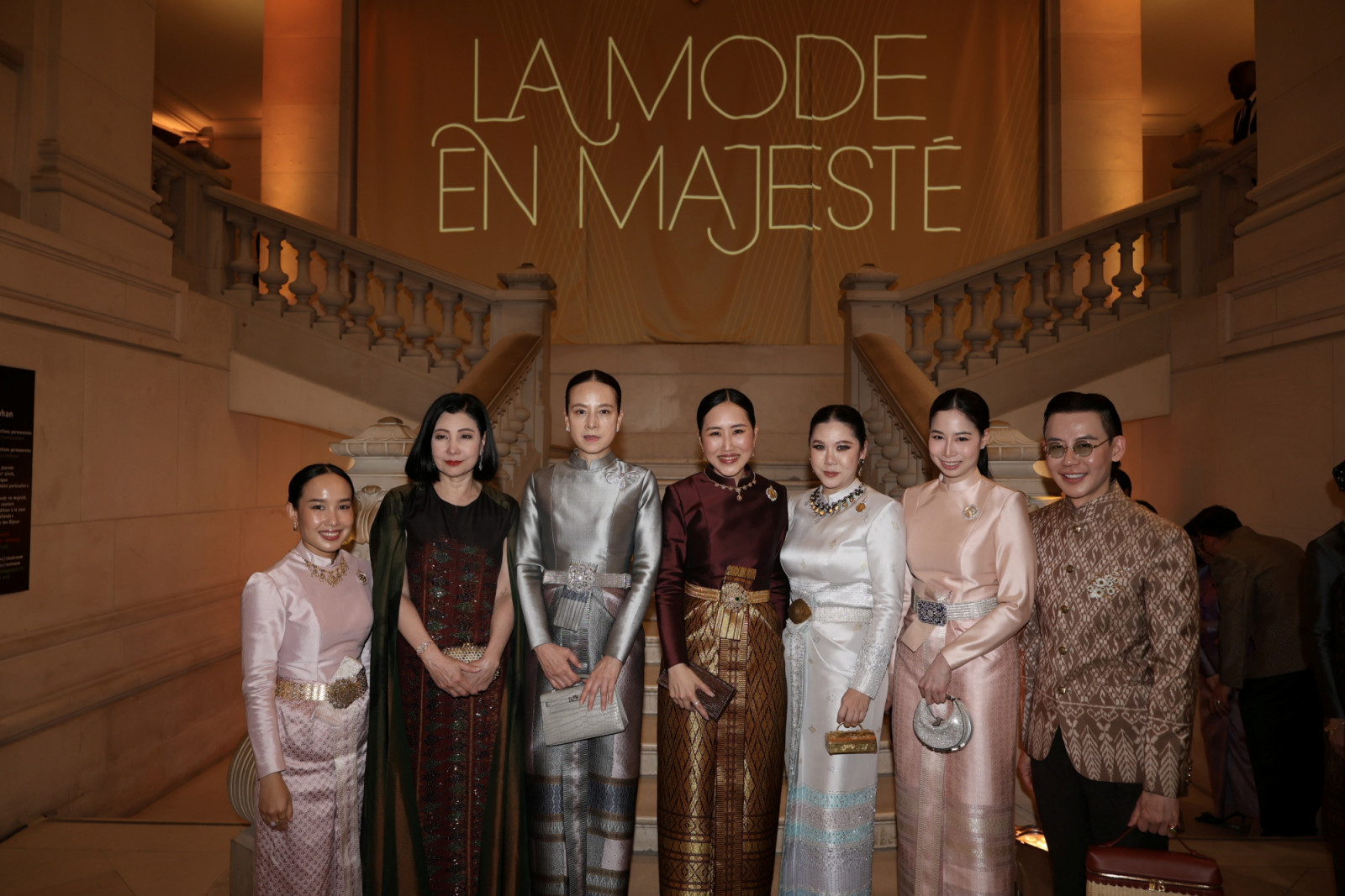 (จากซ้าย) ม.ล.ทรงลักษณ์ สวัสดิวัตน์, ชฎาทิพ จูตระกูล, นวลพรรณ ล่ำซำ, รติรส จุลชาต, ฐาปนีย์ เกียรติไพบูลย์, ชญาภา จูตระกูล และวราวุธ เลาหพงศ์ชนะ (ภาพ: สถาบันส่งเสริมศิลปหัตถกรรมไทย (องค์การมหาชน) หรือ SACIT)