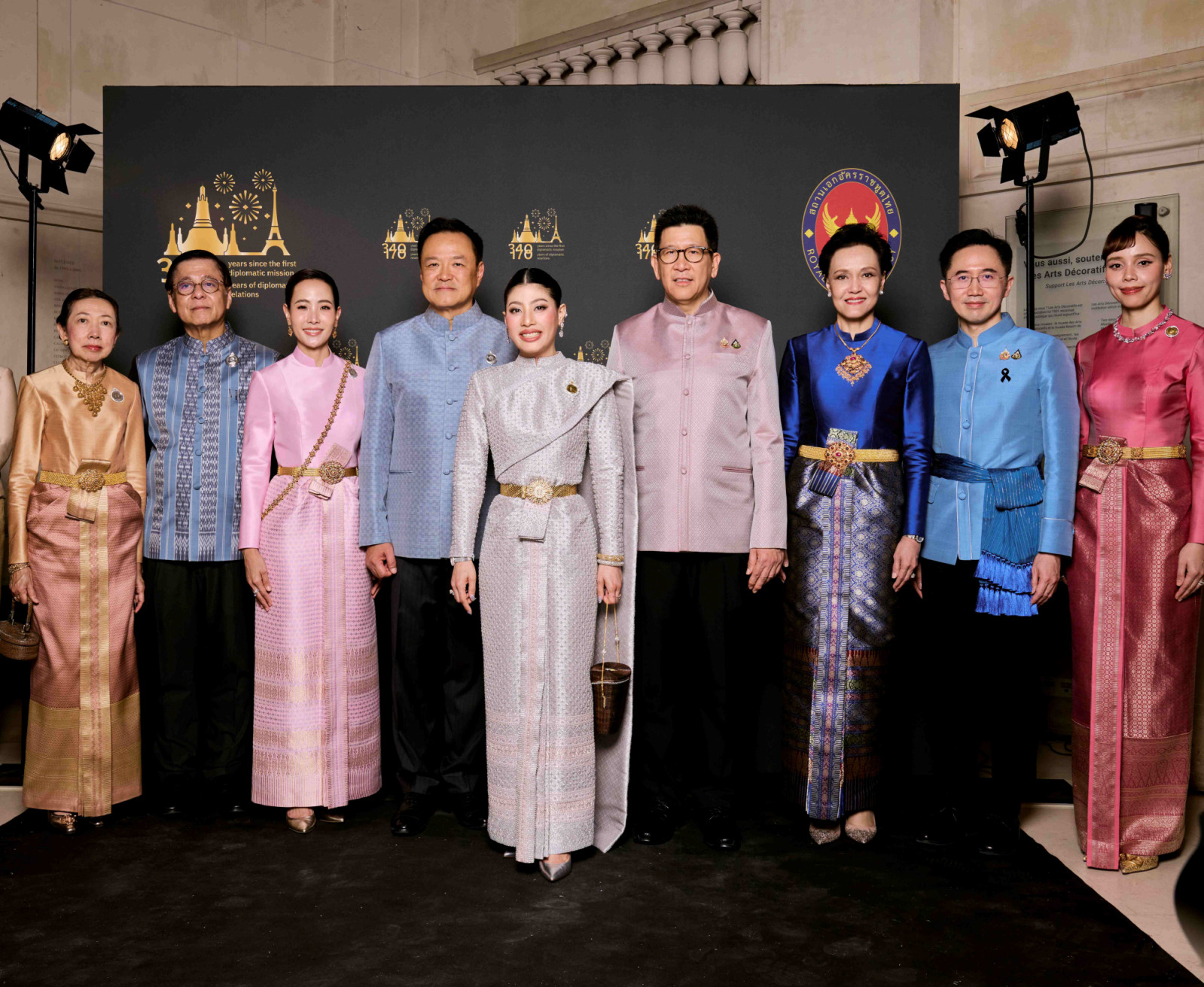 สมเด็จพระเจ้าลูกเธอ เจ้าฟ้าสิริวัณณวรี นารีรัตนราชกัญญา ฉายพระรูปร่วมกับคณะรัฐมนตรี (ภาพ: สถาบันส่งเสริมศิลปหัตถกรรมไทย (องค์การมหาชน) หรือ SACIT)