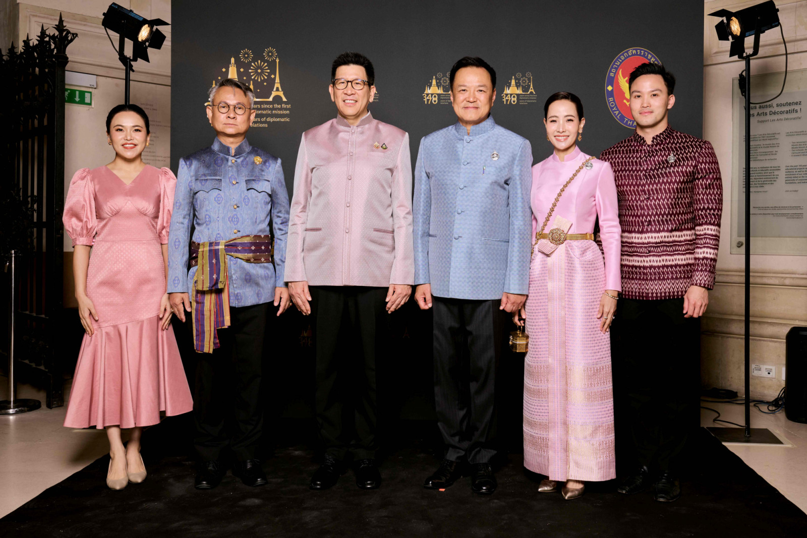 (ที่ 2 จากซ้าย) ผศ.ดร.อนุชา ทีรคานนท์ ผู้อำนวยการสถาบันส่งเสริมศิลปหัตถกรรมไทย, เอกนิติ นิติทัณฑ์ประภาศ รองนายกรัฐมนตรี และรัฐมนตรีว่าการกระทรวงการคลัง, อนุทิน ชาญวีรกูล นายกรัฐมนตรี, ธนนนท์ และเศรณี ชาญวีรกูล (ภาพ: สถาบันส่งเสริมศิลปหัตถกรรมไทย (องค์การมหาชน) หรือ SACIT)