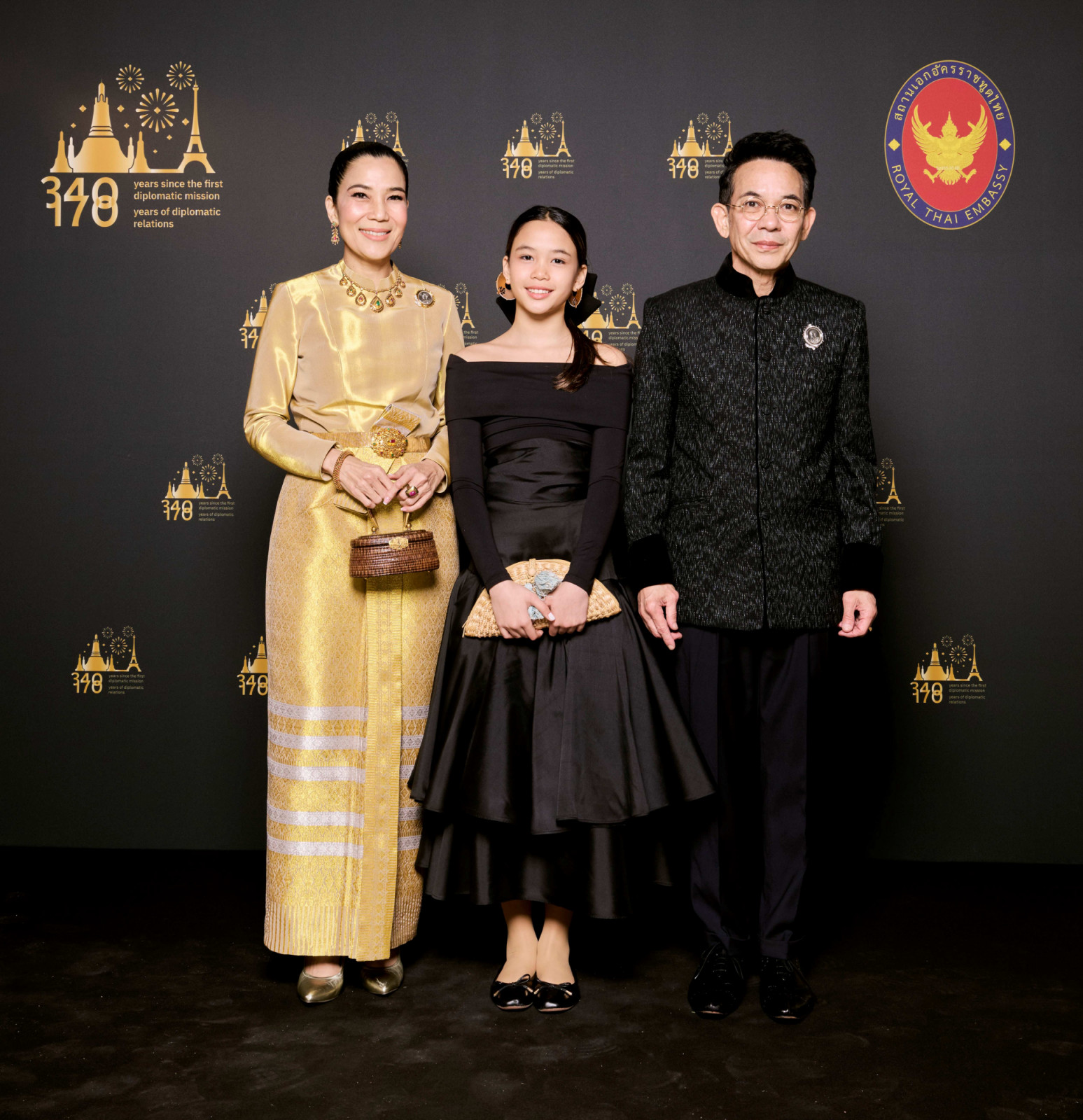 (จากซ้าย) ภูมิจิต-ซีรีน พลางกูร และนิกรเดช พลางกูร เอกอัครราชทูต ณ กรุงปารีส (ภาพ: สถาบันส่งเสริมศิลปหัตถกรรมไทย (องค์การมหาชน) หรือ SACIT)