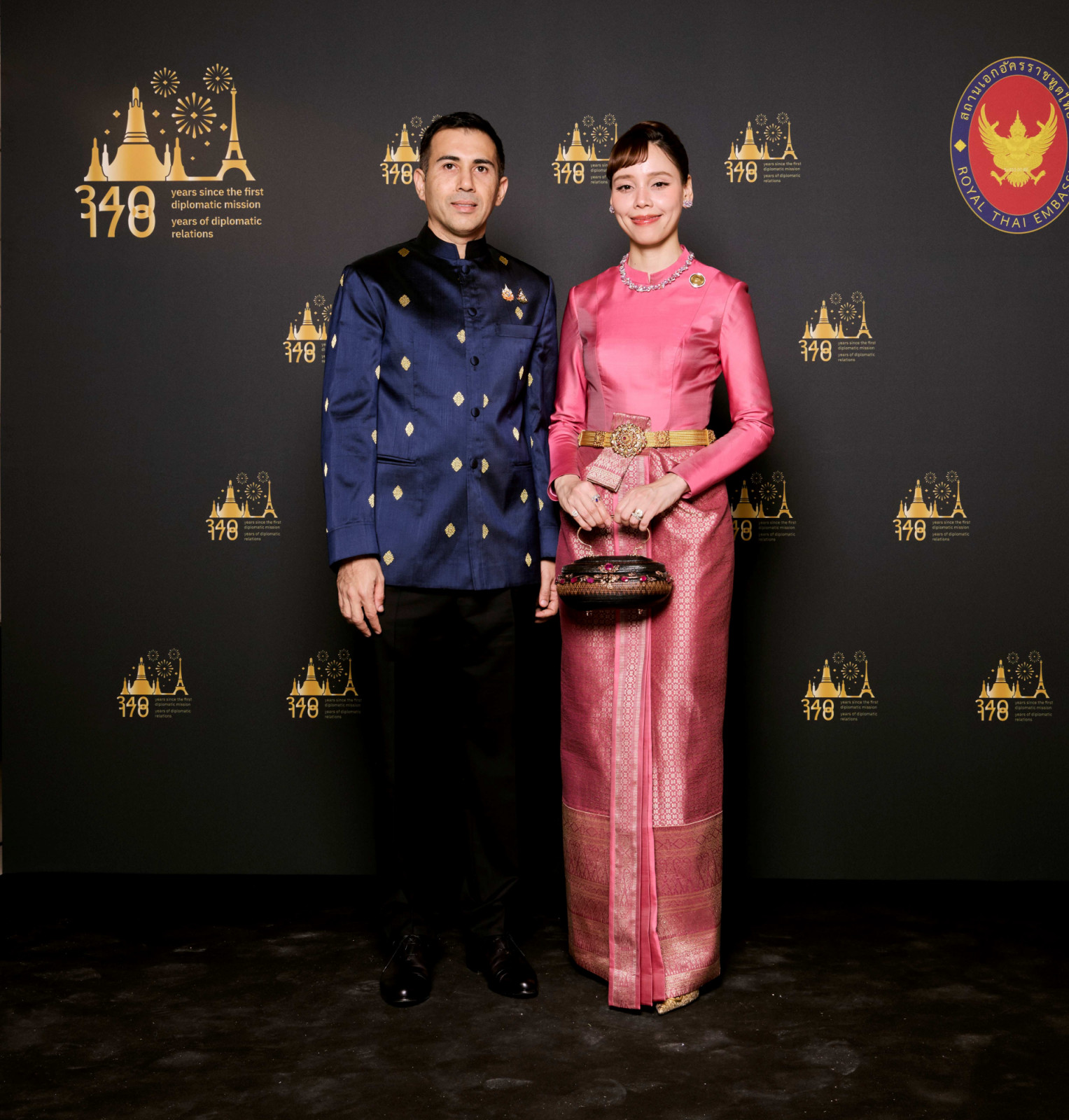 (ซ้าย) อนันต์ ปาทาน คู่สมรส และซาบีดา ไทยเศรษฐ์ รัฐมนตรีว่าการกระทรวงวัฒนธรรม (ขวา) (ภาพ: สถาบันส่งเสริมศิลปหัตถกรรมไทย (องค์การมหาชน) หรือ SACIT)