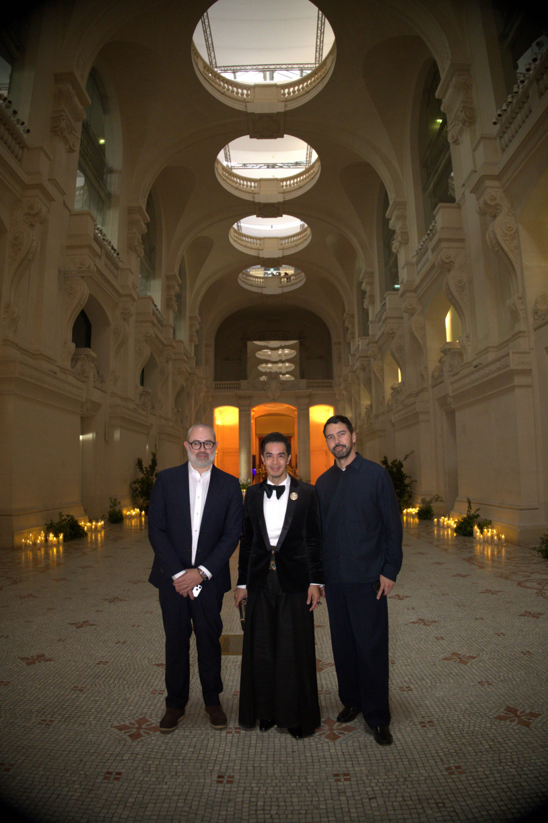 (จากซ้าย) Lucien Pagès, นีรนาท เผ่าสวัสดิ์ และ Jean-François Piège (ภาพ: สถาบันส่งเสริมศิลปหัตถกรรมไทย (องค์การมหาชน) หรือ SACIT)