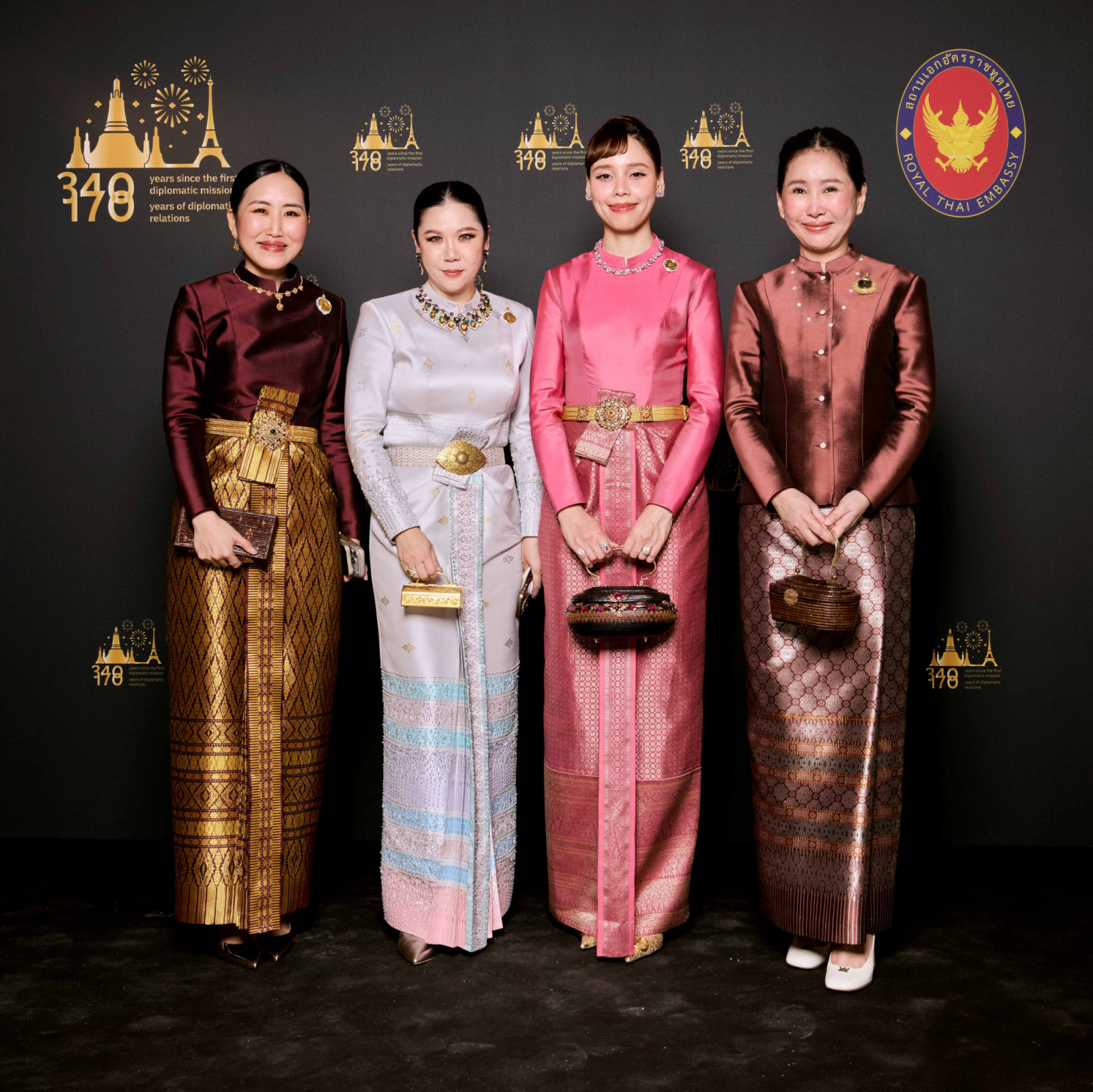 (จากซ้าย) รติรส จุลชาต, ฐาปนีย์ เกียรติไพบูลย์ ผู้ว่าการการท่องเที่ยวแห่งประเทศไทย, ซาบีดา ไทยเศรษฐ์ และนัทรียา ทวีวงศ์ ประธานกรรมการการท่องเที่ยวแห่งประเทศไทย (ภาพ: สถาบันส่งเสริมศิลปหัตถกรรมไทย (องค์การมหาชน) หรือ SACIT)