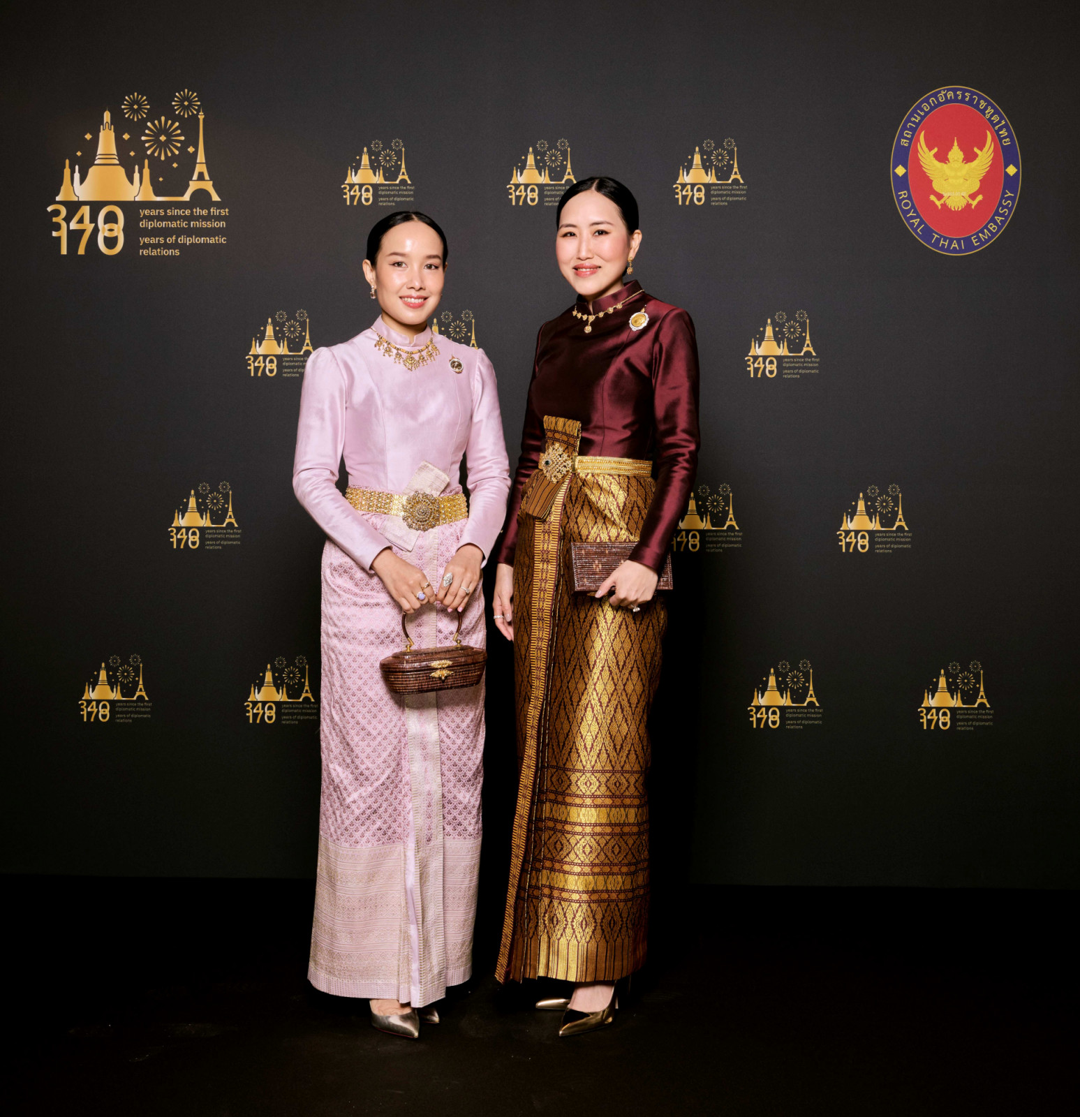 (ซ้าย) ม.ล.ทรงลักษณ์ สวัสดิวัตน์ และรติรส จุลชาต (ขวา) (ภาพ: สถาบันส่งเสริมศิลปหัตถกรรมไทย (องค์การมหาชน) หรือ SACIT)
